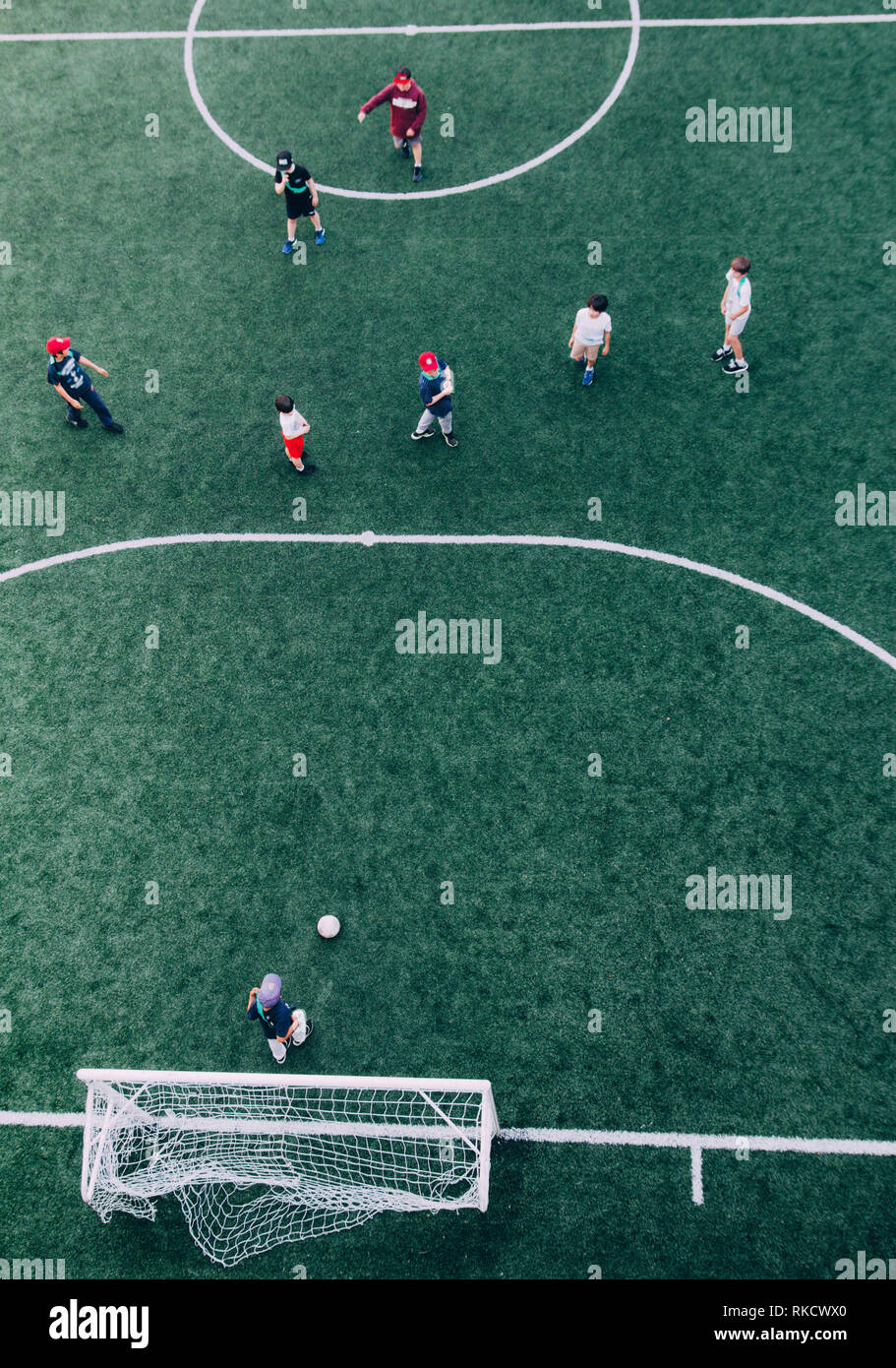 I bambini che giocano a calcio soccer vista aerea Foto Stock