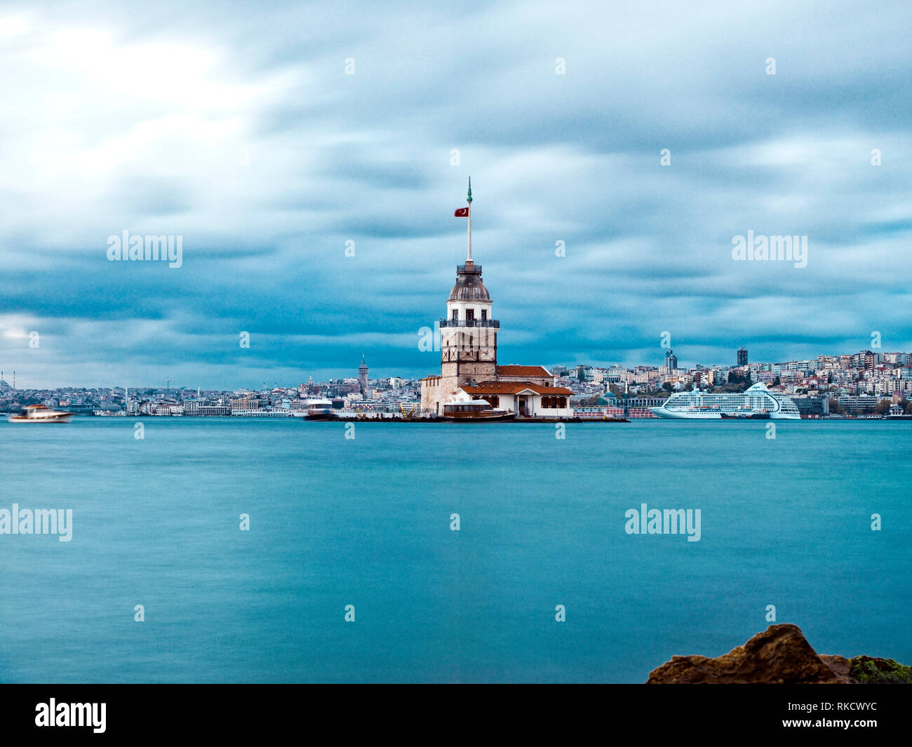 Maiden la torre sul Bosforo Istanbul con una lunga esposizione Foto Stock
