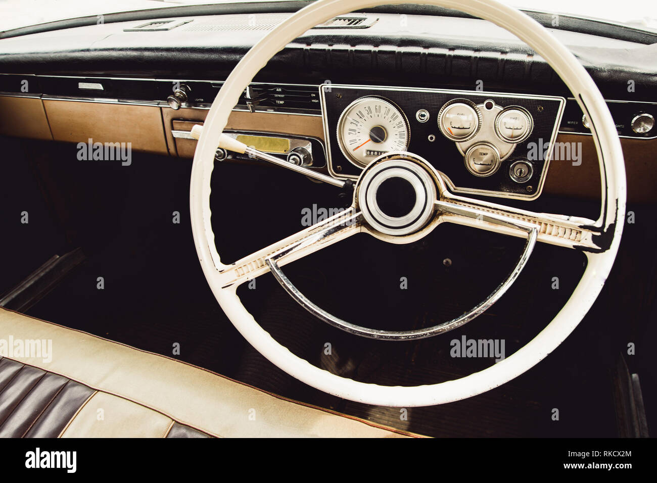 Auto d'epoca, il cruscotto e il volante Foto Stock