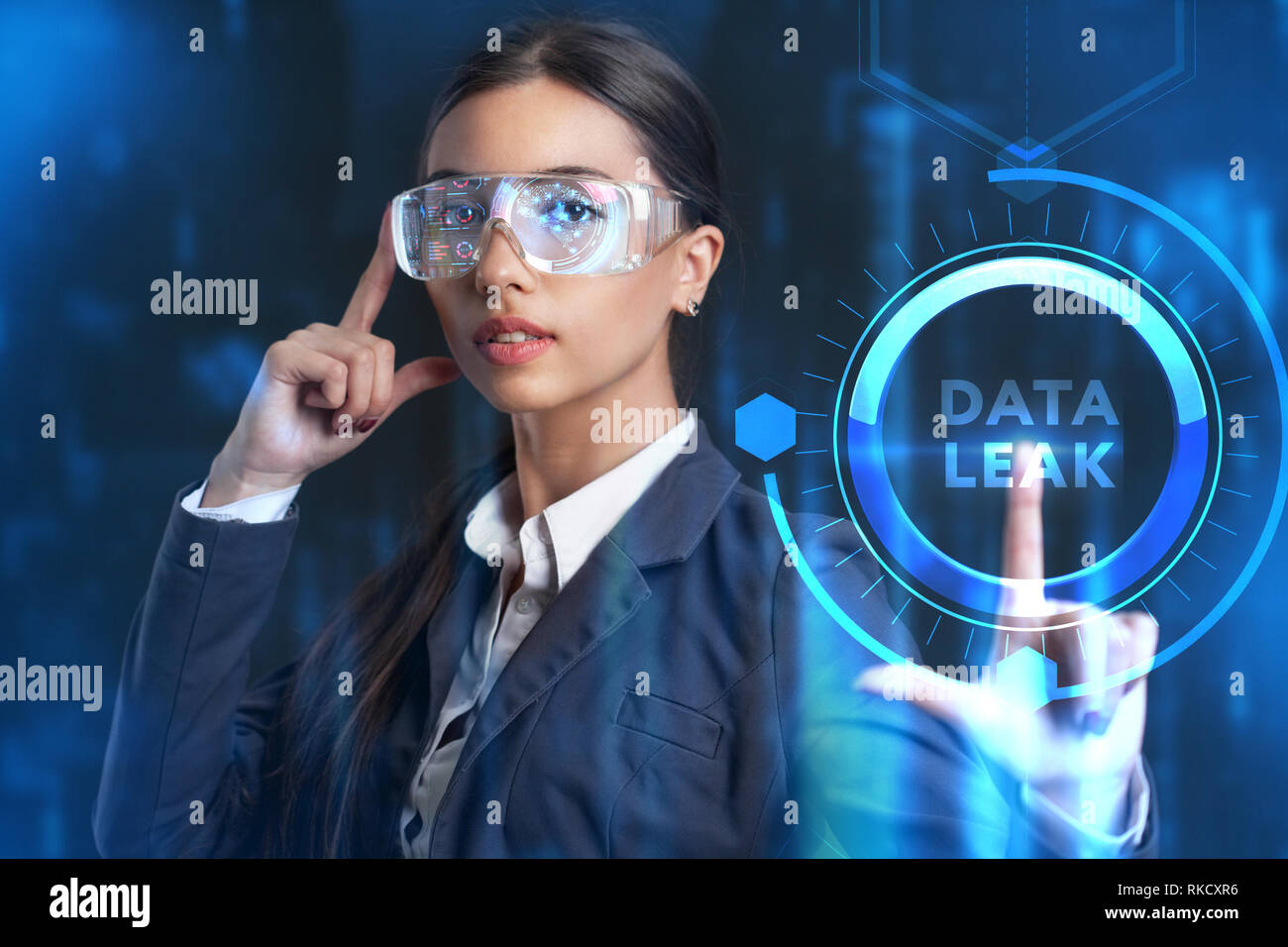 Business, tecnologia Internet e il concetto di rete. Giovane imprenditore lavorando su uno schermo virtuale del futuro e vede l'iscrizione: perdita di dati Foto Stock