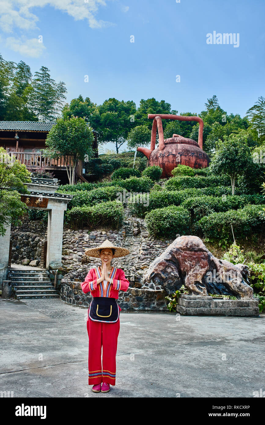 Nel Guangxi, Cina - 30 settembre 2014 :donna cinese di fronte della tradizionale casa da tè tra Guilin e Yangshuo nella provincia di Guangxi Cina Foto Stock