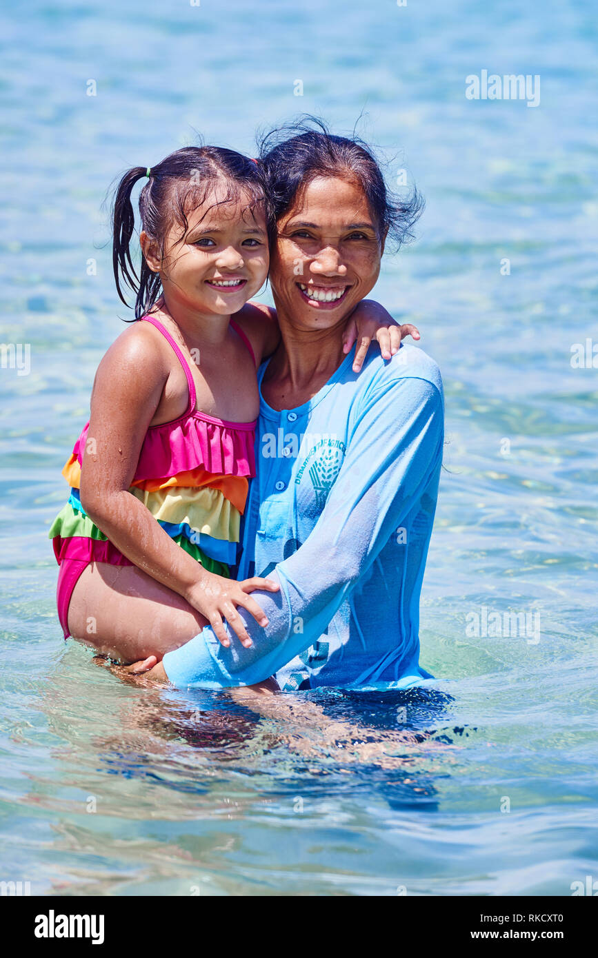 Nacapan Palawan Philippines-April 5, 2015 :filippino nativi di persone la balneazione su un isola tra El Nido e coron in PALAWAN FILIPPINE Foto Stock