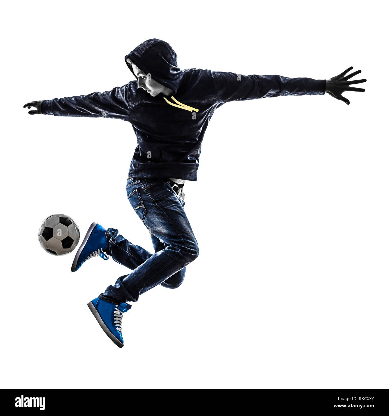Un giovane uomo soccer freestyler player in silhouette su sfondo bianco Foto Stock