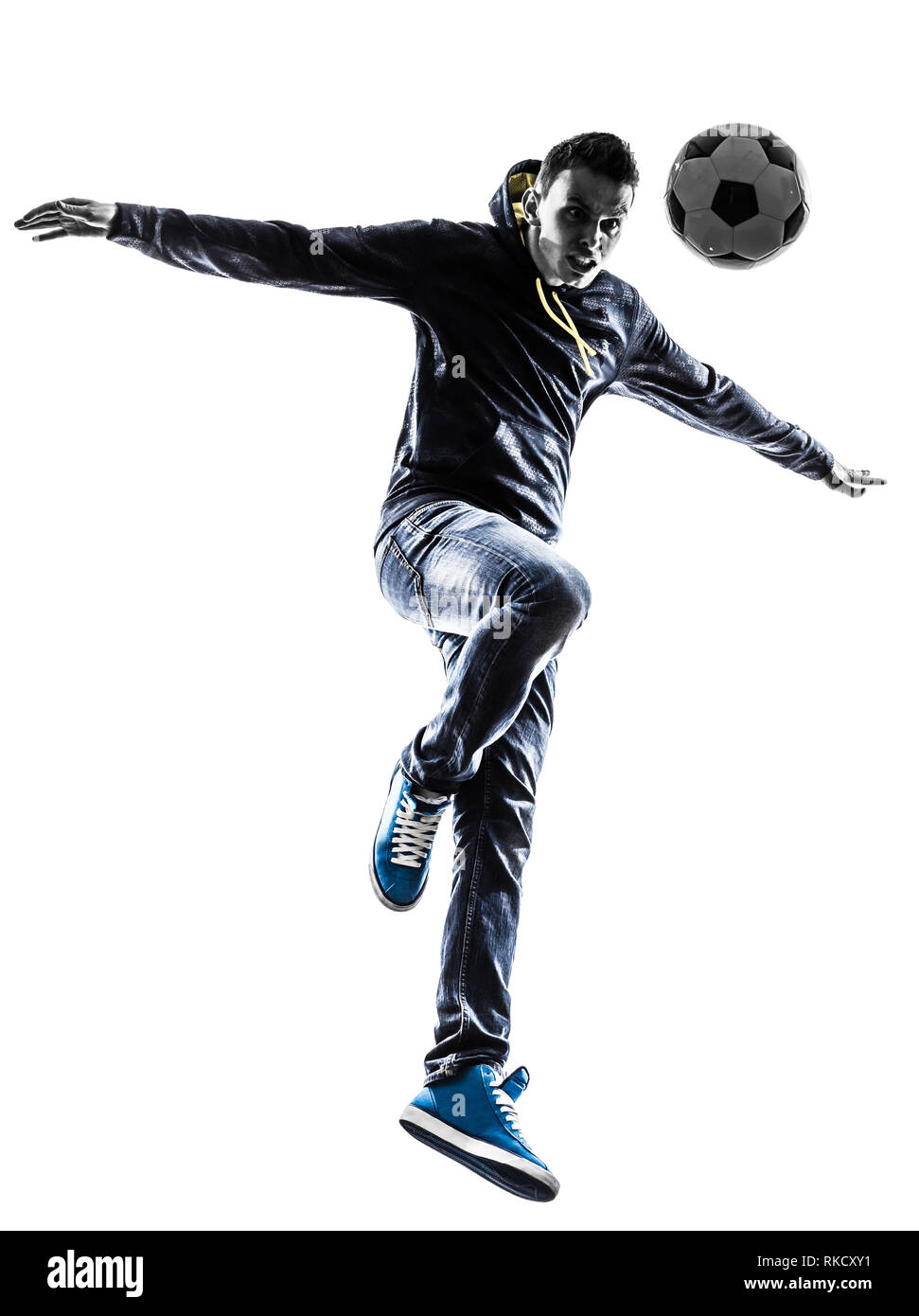 Un giovane uomo soccer freestyler player in silhouette su sfondo bianco Foto Stock