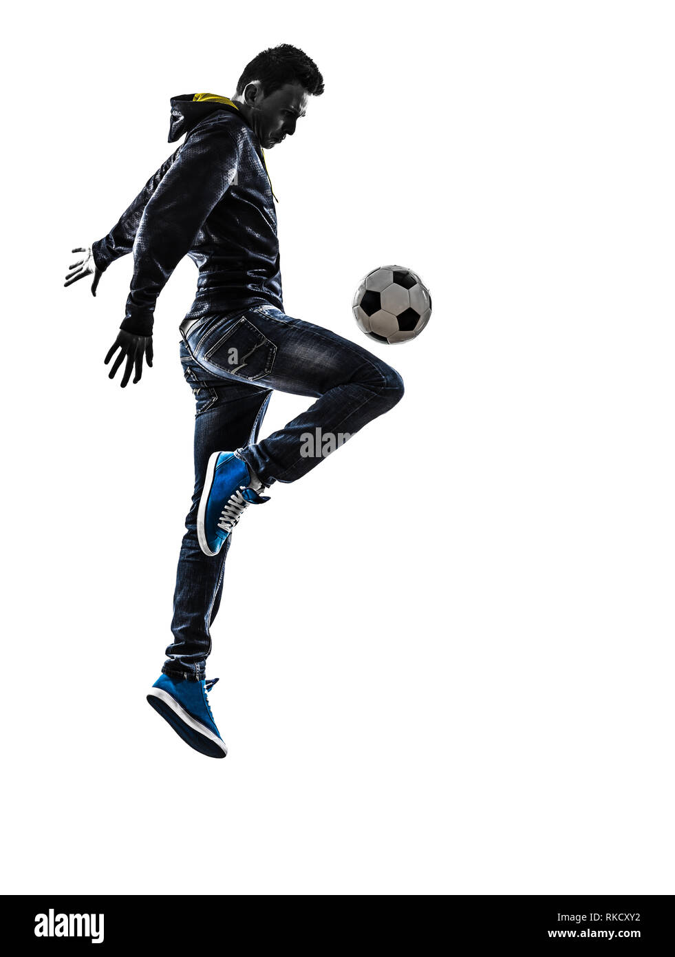 Un giovane uomo soccer freestyler player in silhouette su sfondo bianco Foto Stock