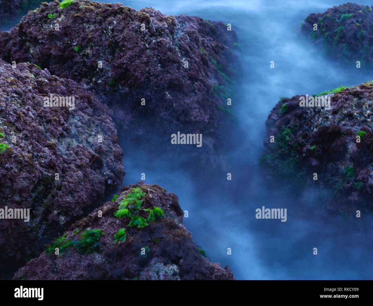 Rocce sul mare con una lunga esposizione Foto Stock