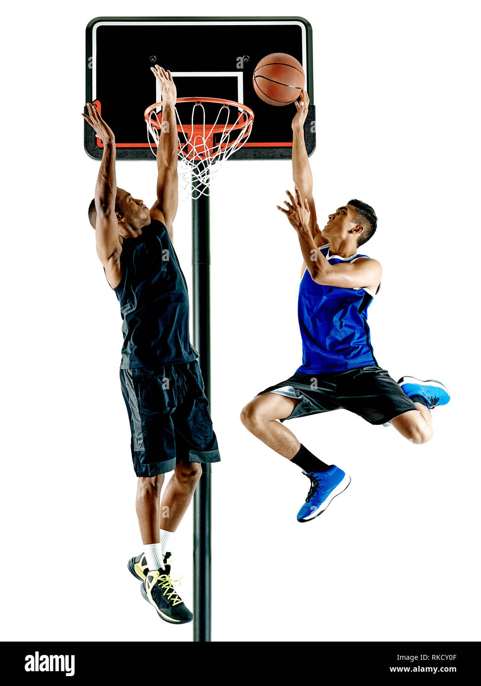 Due giocatori di basket uomini isolati su sfondo bianco Foto Stock