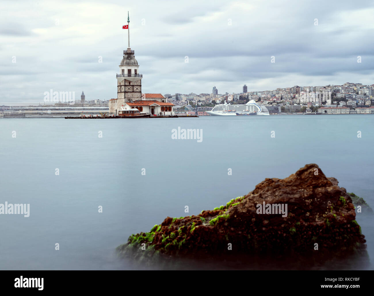 Maiden la torre sul Bosforo Istanbul con una lunga esposizione Foto Stock