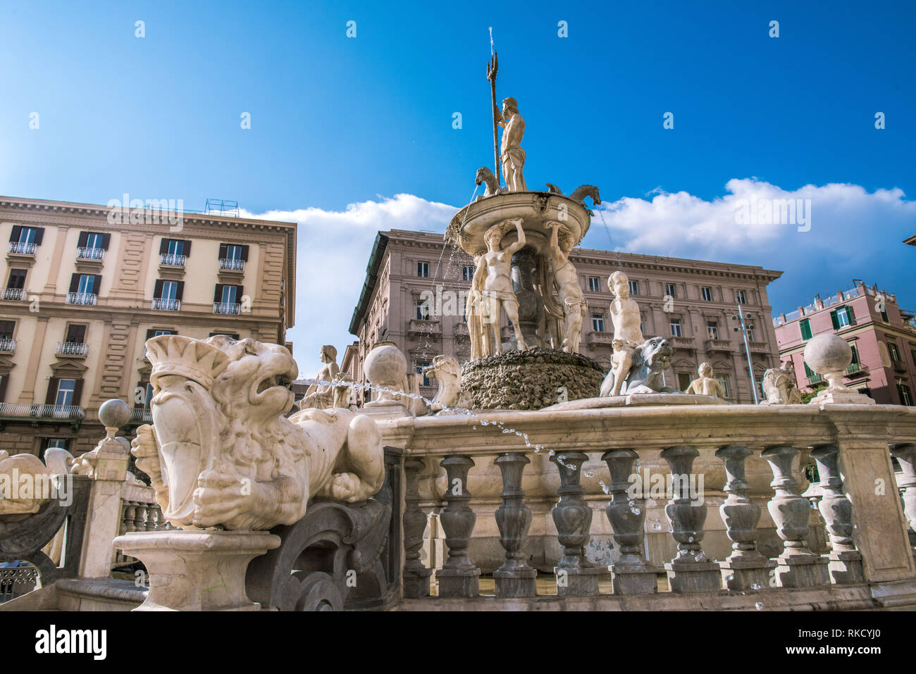 Piazza del Municipio con la famosa fontana di Nettuno in Piazza Municipio a Napoli, Italia. Foto Stock