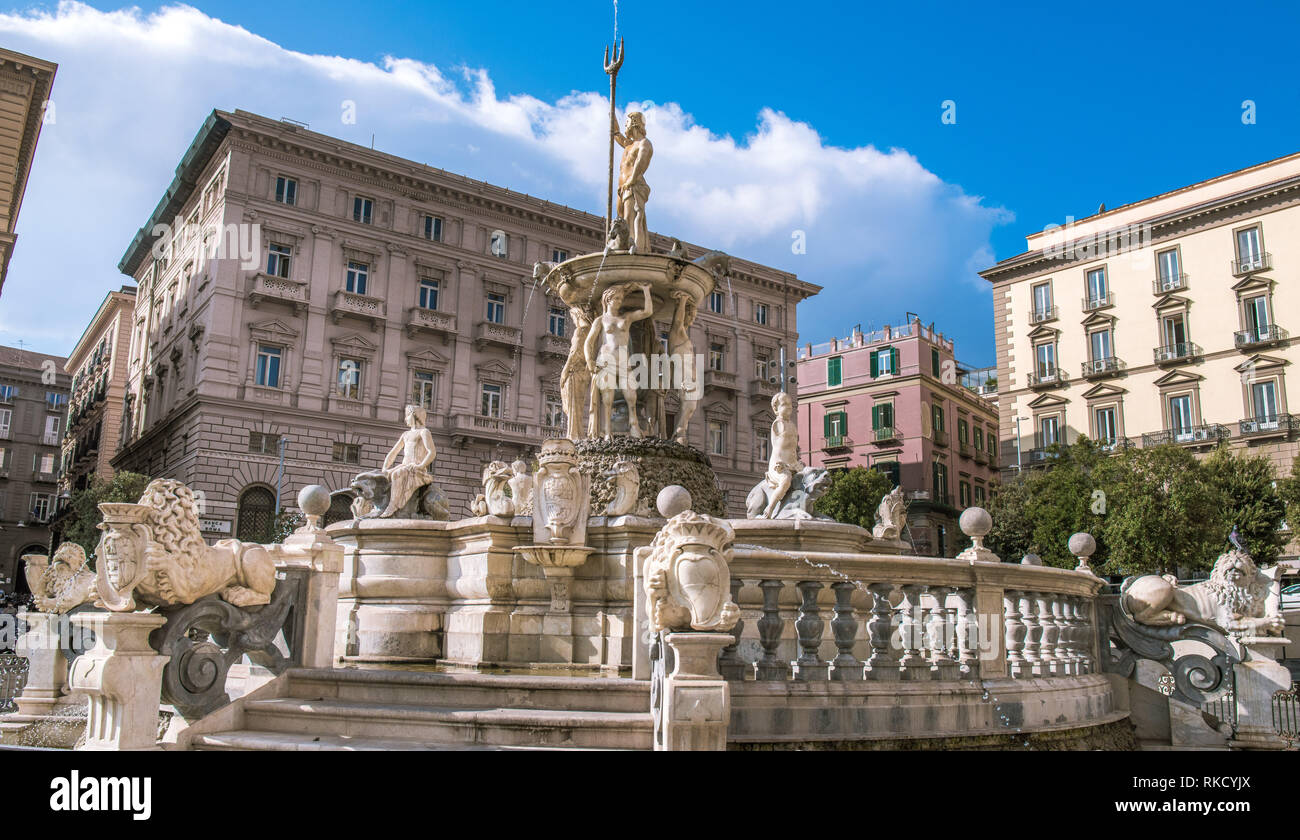 Piazza del Municipio con la famosa fontana di Nettuno in Piazza Municipio a Napoli, Italia. Foto Stock