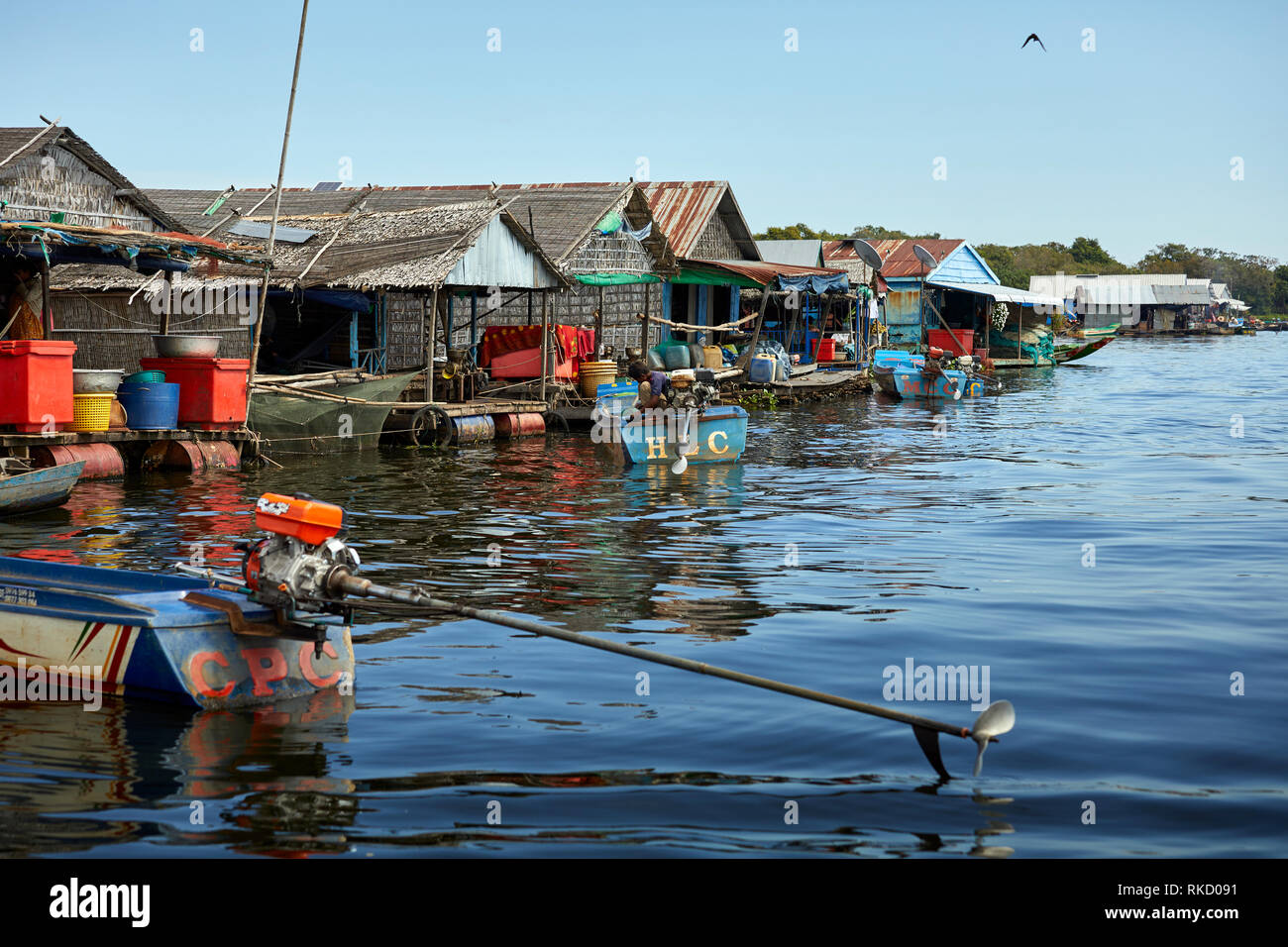 Tonlé Sap Lago, Cambogia. 17 dicembre, 2018. Le case galleggianti con barche di fronte a loro. Foto: Bryan Watt Foto Stock