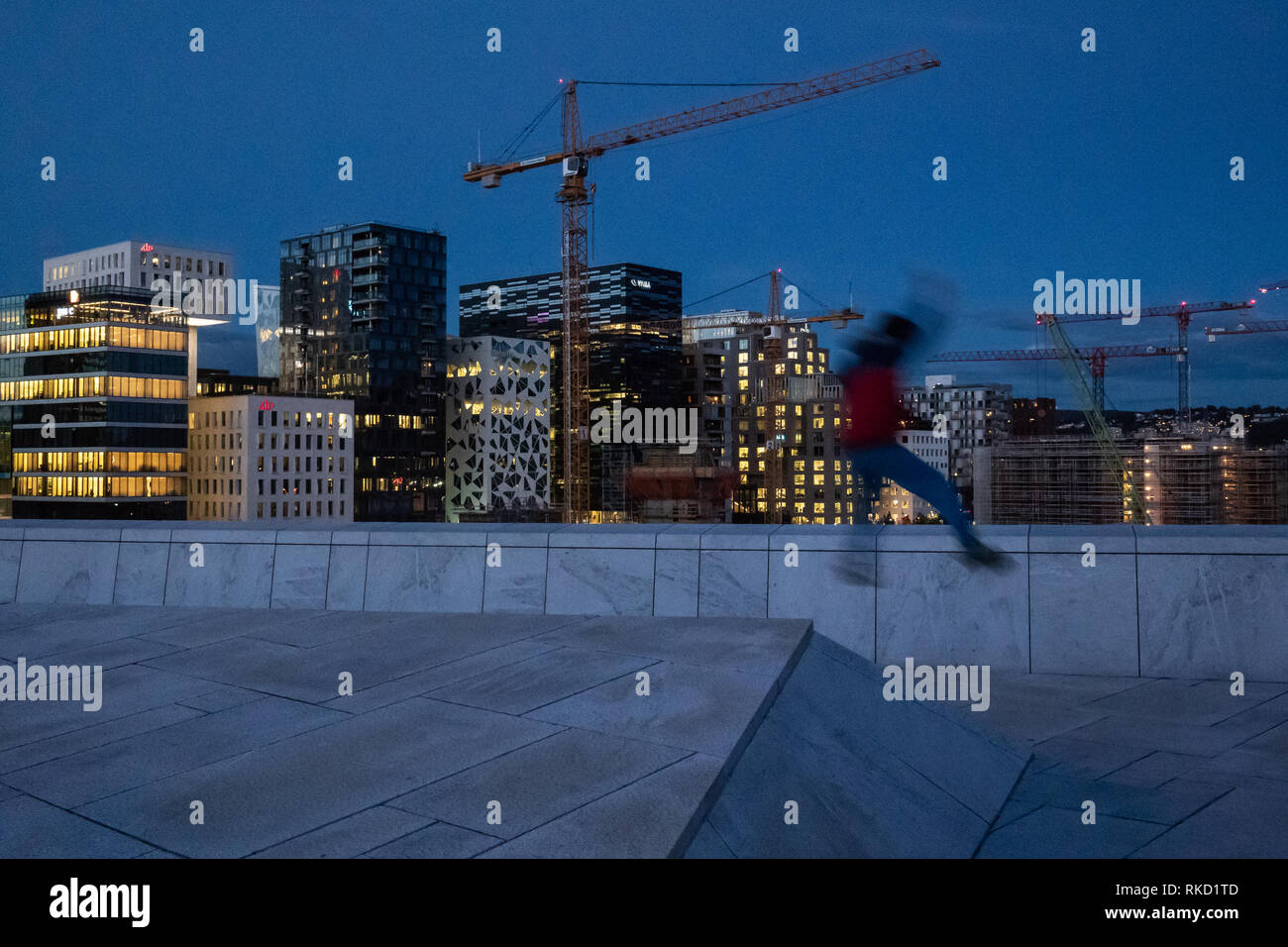 Kid salta fuori il tetto al Norwegian Opera House di Oslo di notte Foto Stock
