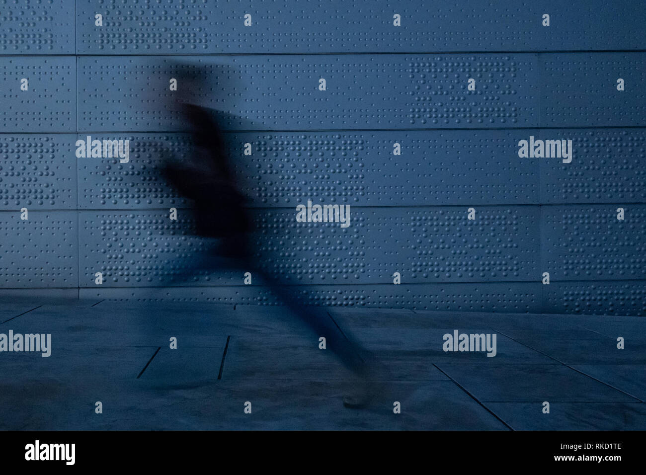 Persona che passa da sul tetto del Teatro dell'Opera di Oslo in Norvegia Foto Stock