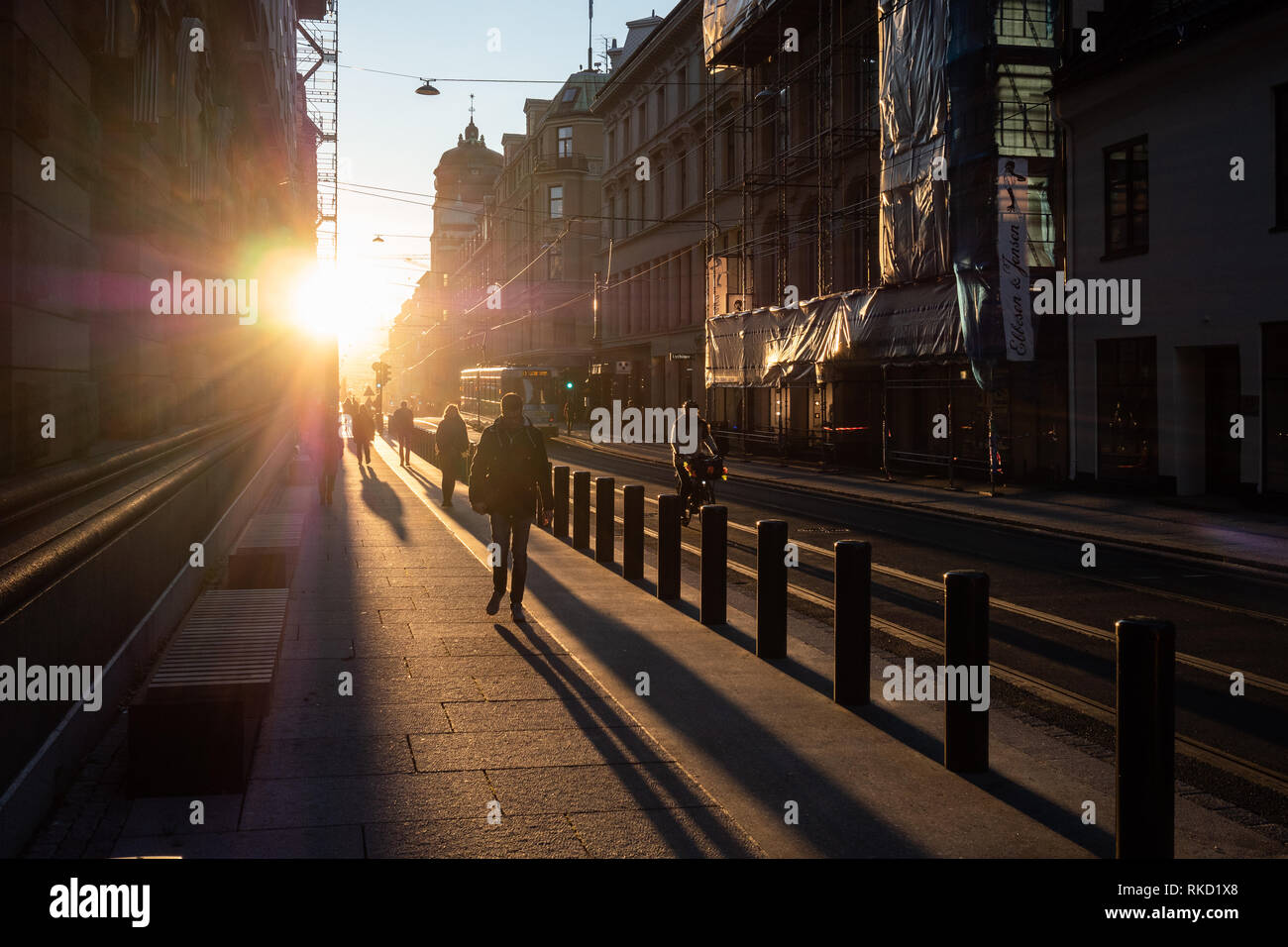 Una bella mattina di Oslo dove il sole splende in strada la creazione di sagome e lunghe ombre. Foto Stock