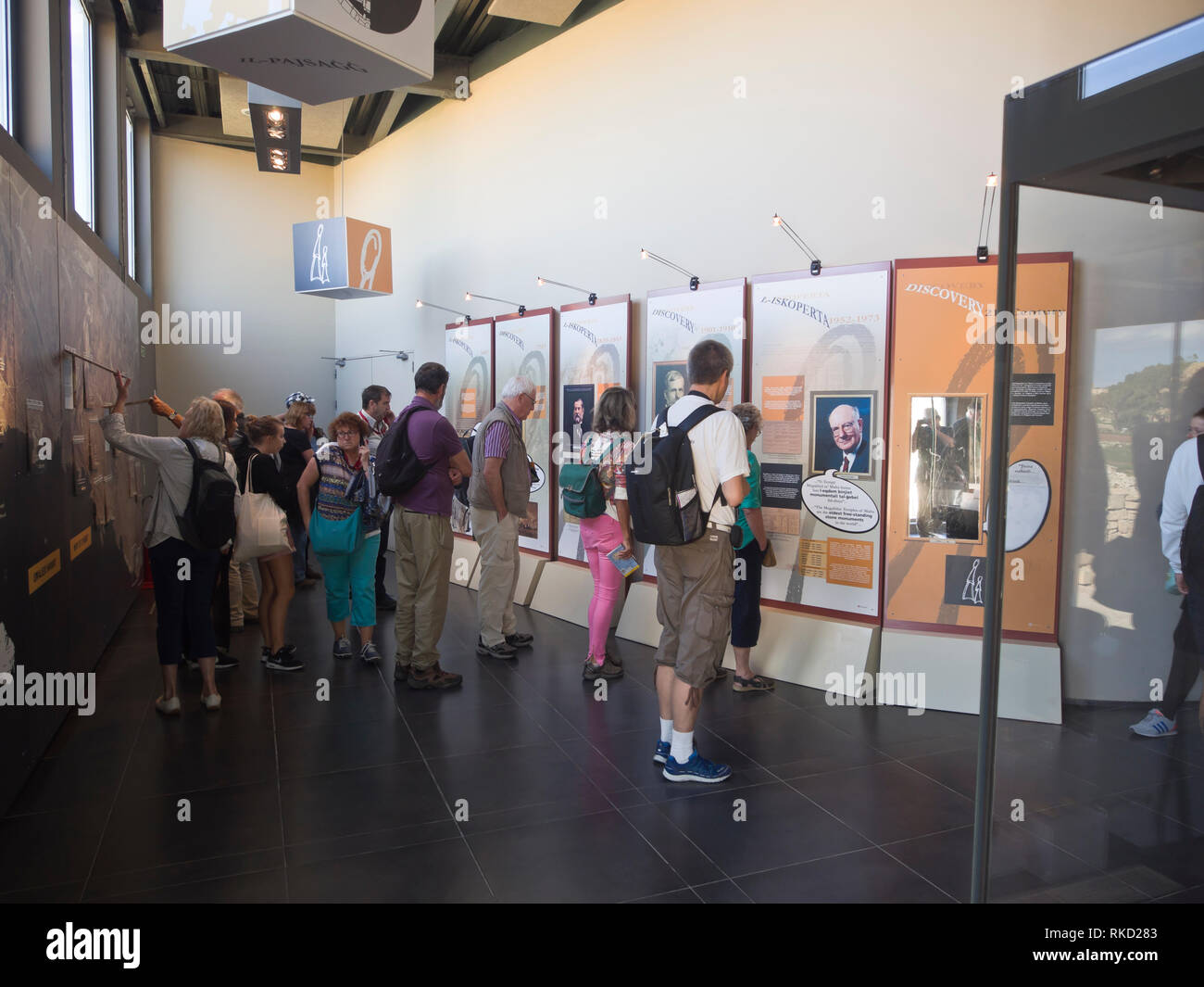 L'antico tempio megalitico complesso di Hagar Qim a Malta è un sito Patrimonio Mondiale dell'Unesco e di attrazione turistica, qui a schede esplicative Foto Stock