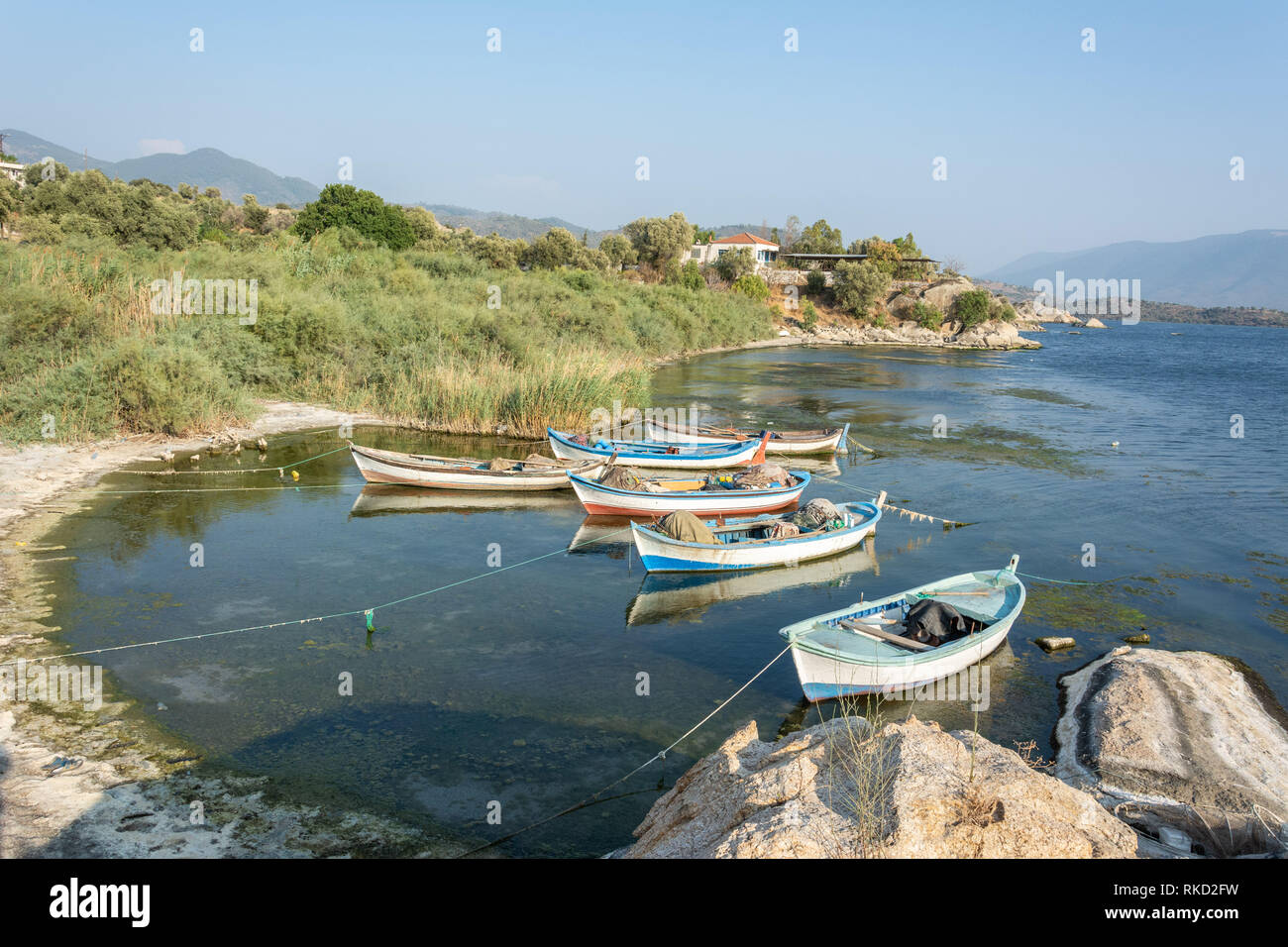 Barche da pesca ormeggiate lungo la riva del lago Bafa in Turchia. Foto Stock