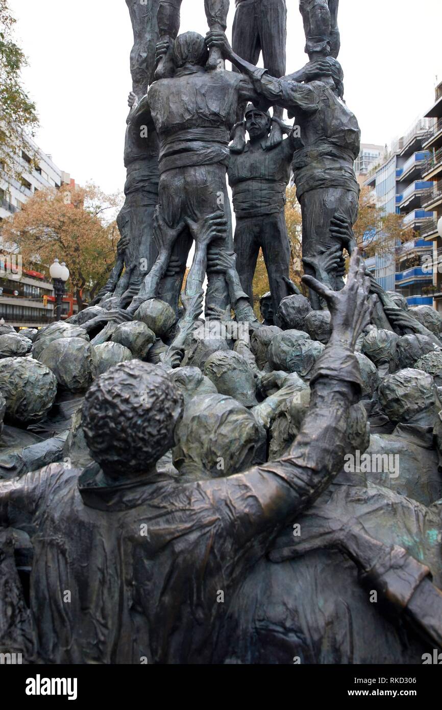 Quatre de Vuit life-size scultura (1999) da Francesc Anglés, Monumento a los Castellers, monumento als Castellers, Rambla Nova, città di Tarragona, Foto Stock