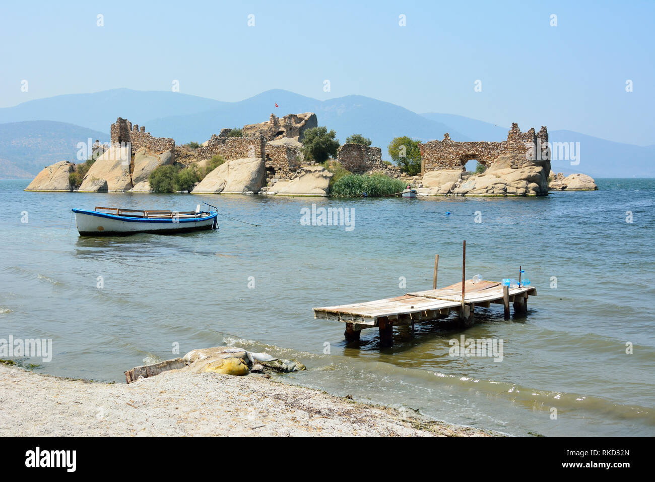 Isola con antiche fortificazioni in Kapikiri villaggio sul lago Bafa in Mugla, Turchia. Foto Stock