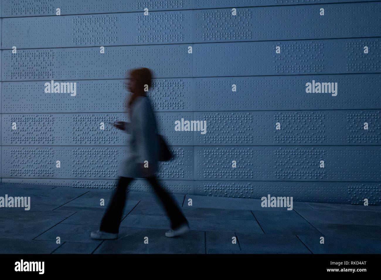 Persona che passa da sul tetto del Teatro dell'Opera di Oslo in Norvegia Foto Stock