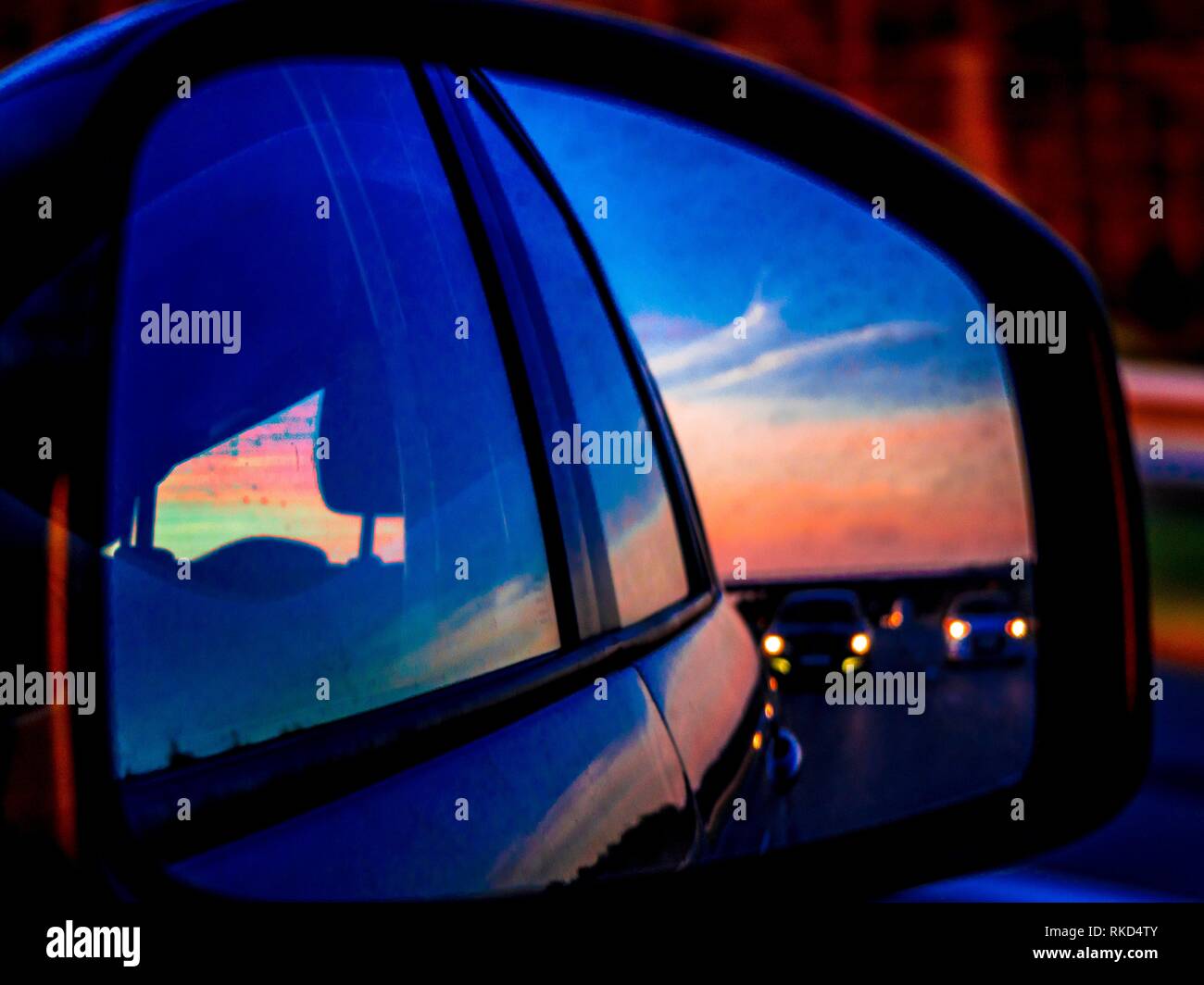 La guida su una strada dal tramonto. Foto Stock