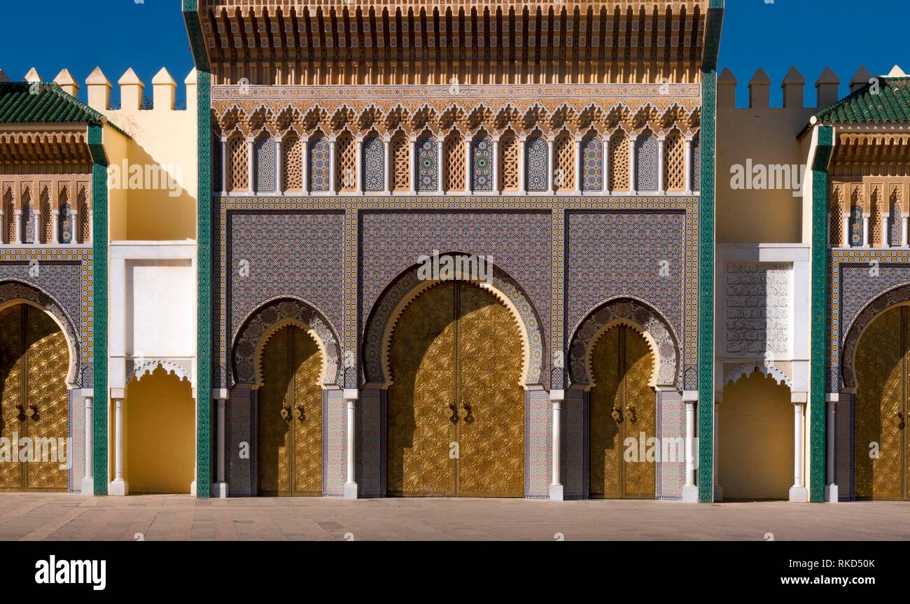 Il Marocco, Fes, porta principale di accesso al Palazzo Reale, a Fes. Foto Stock