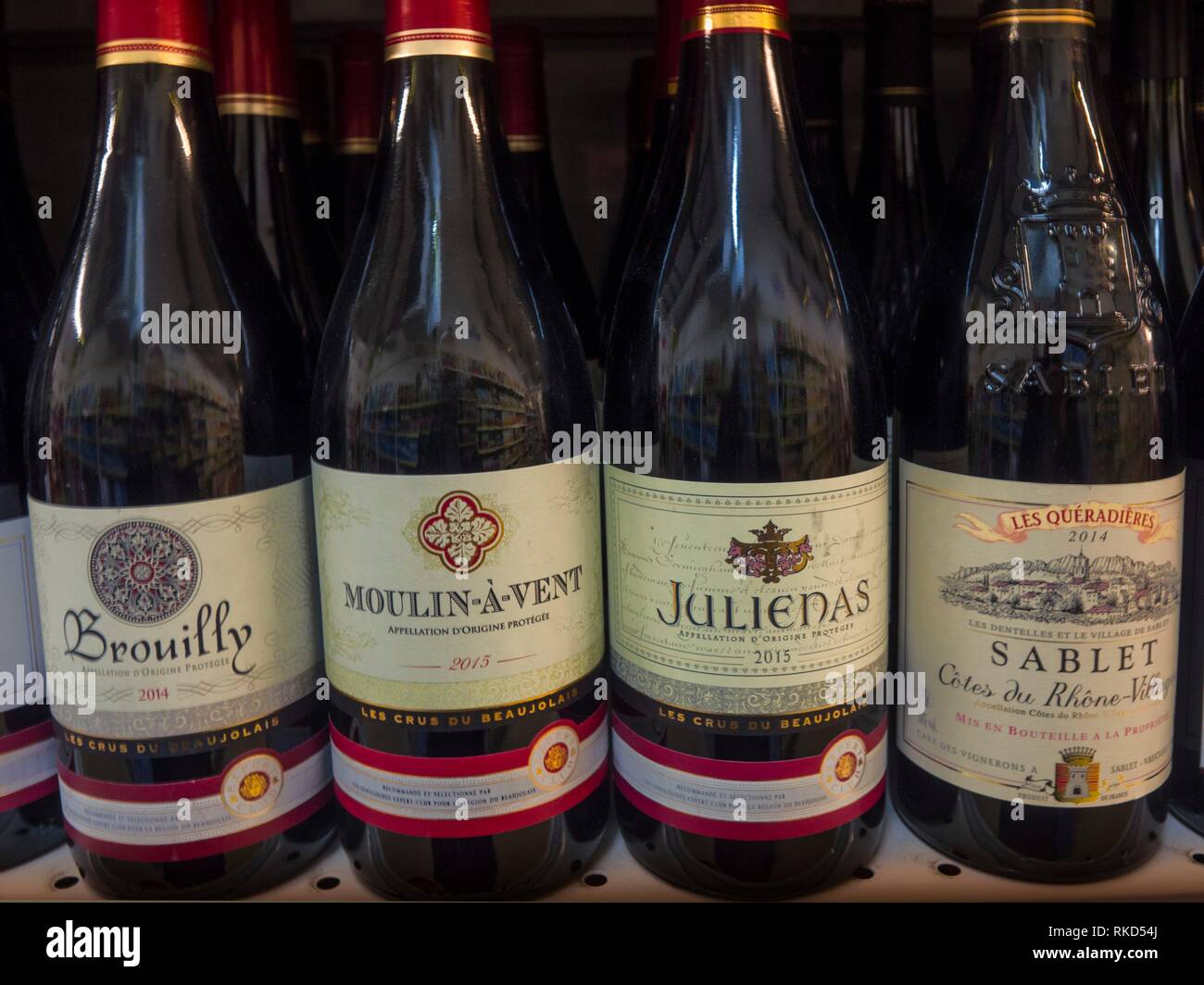 Francia, cibo e bevande, vino diverso,''Moulin uno sfiato'' e Julienas'',due vini di Beaujolais. Foto Stock