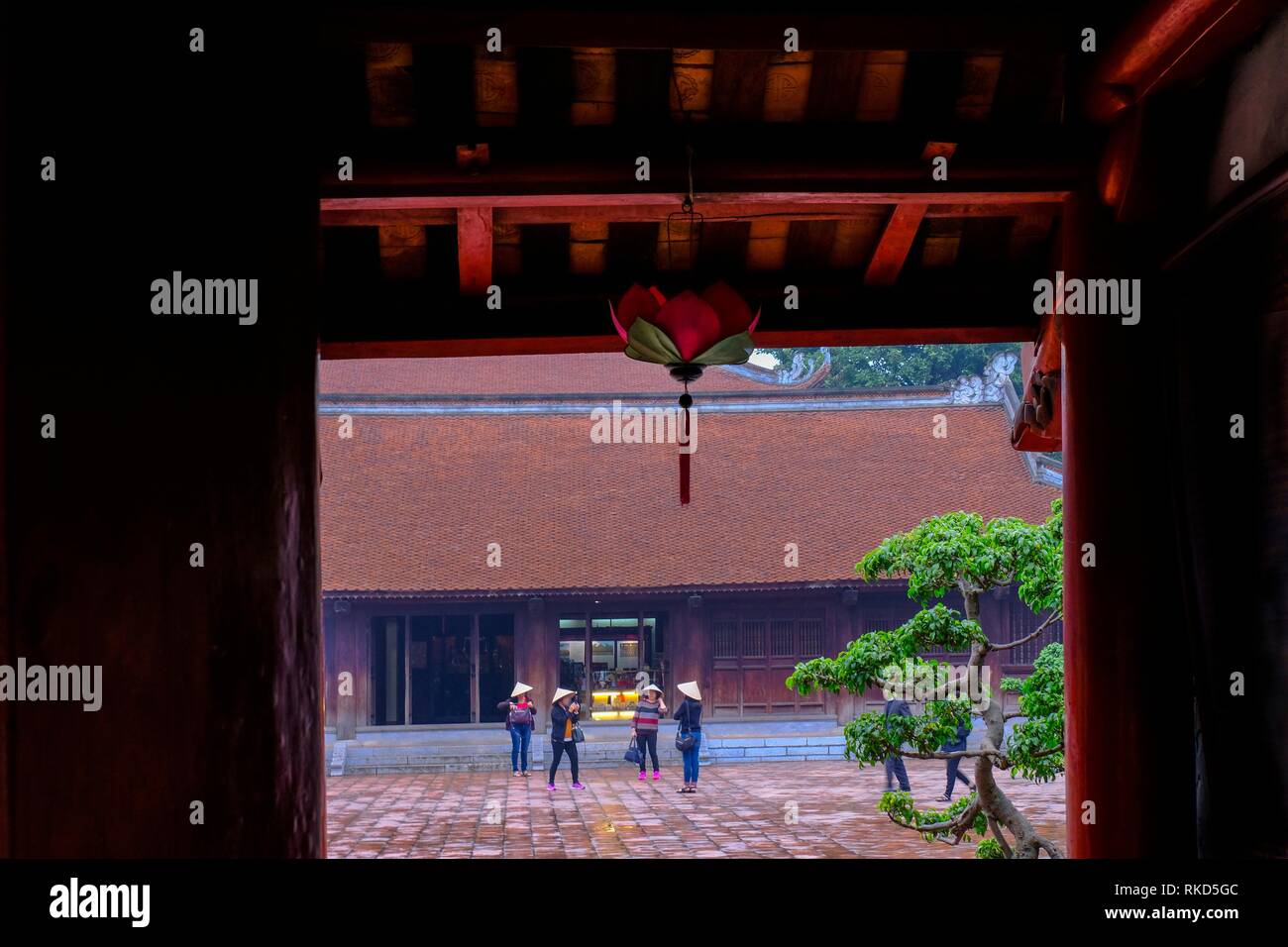 Il Vietnam, il Tempio della Letteratura, Hanoi. Il Tempio della Letteratura è un tempio di Tempio di Confucio ad Hanoi, in Vietnam del nord. Il tempio ospita Imperial Foto Stock
