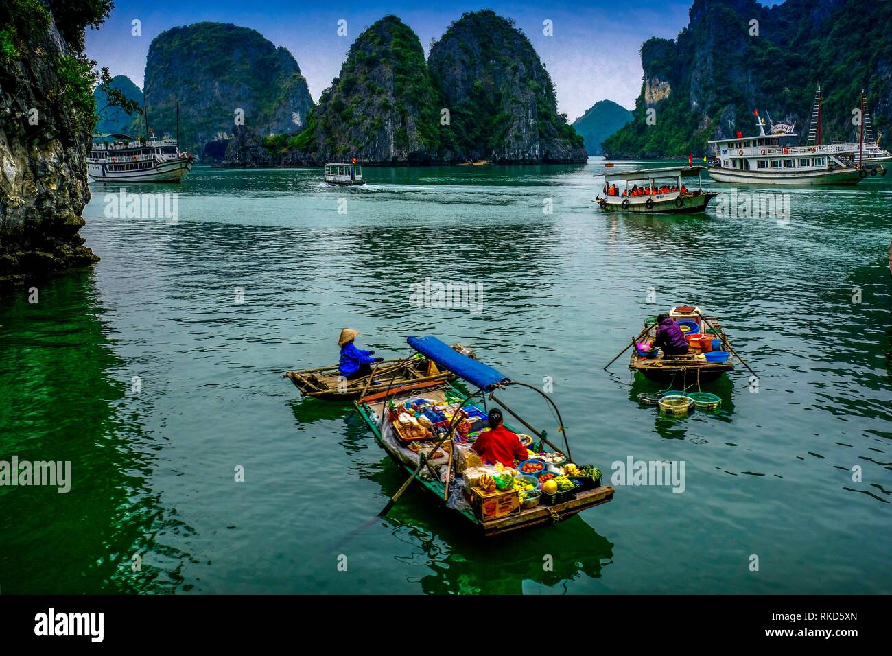 Il Vietnam, la baia di Ha Long è un sito Patrimonio Mondiale dell'UNESCO e meta turistica apprezzata in Quang Ninh Provincia, Vietnam. Dal punto di vista amministrativo, la baia Foto Stock