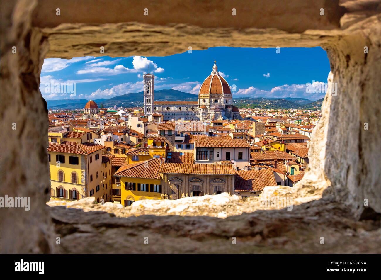 Piazza Firenze e la cattedrale di Santa Maria del Fiore o Duomo vista attraverso la finestra di pietra, Regione Toscana Italia Foto Stock