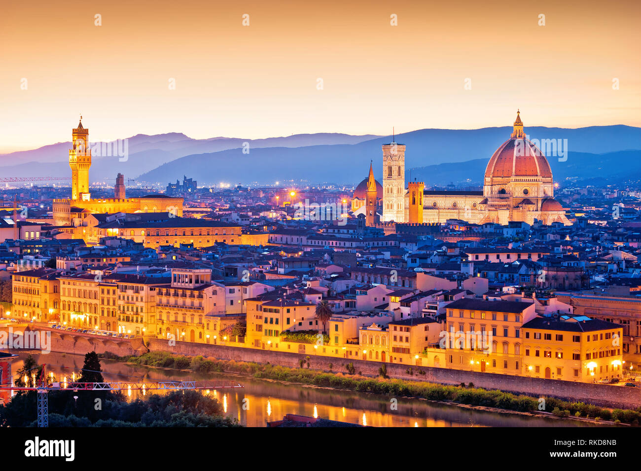 Il Duomo di Firenze e il paesaggio urbano in serata panoramica vista al tramonto, Regione Toscana Italia Foto Stock