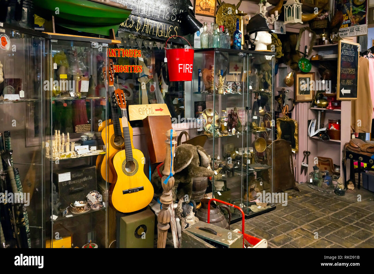 Un negozio di antiquariato e bric a brac shop con una selezione di vintage  e riproduzioni di strumenti musicali di abbigliamento e di guerra-tempo di  elementi nel caos cove Foto stock -