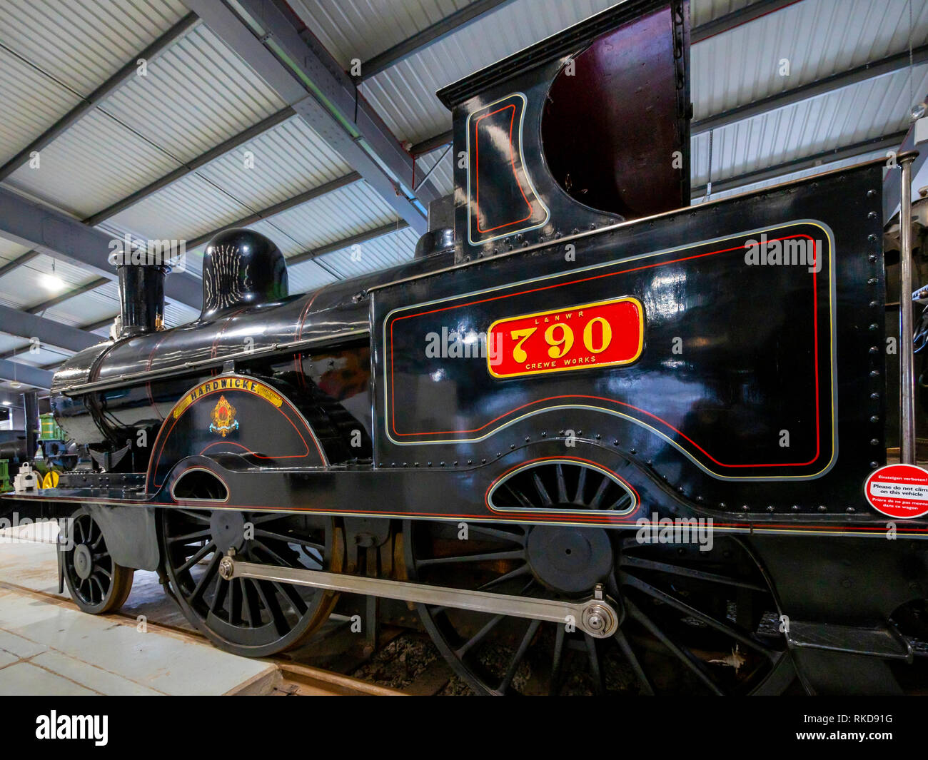 London North Western Railway n. 790 2-4-0 express locomotiva passeggeri costruite Crewe 1873 esposti nel Museo a Shildon Foto Stock