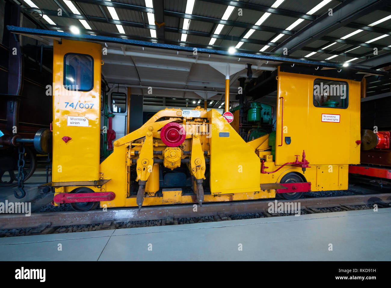 Una via la zavorra macchina compattatrice utilizzato per mantenere il binario ferroviario 1940s a 1980s sul display nella locomozione il National Railway Museum a Shildon Foto Stock