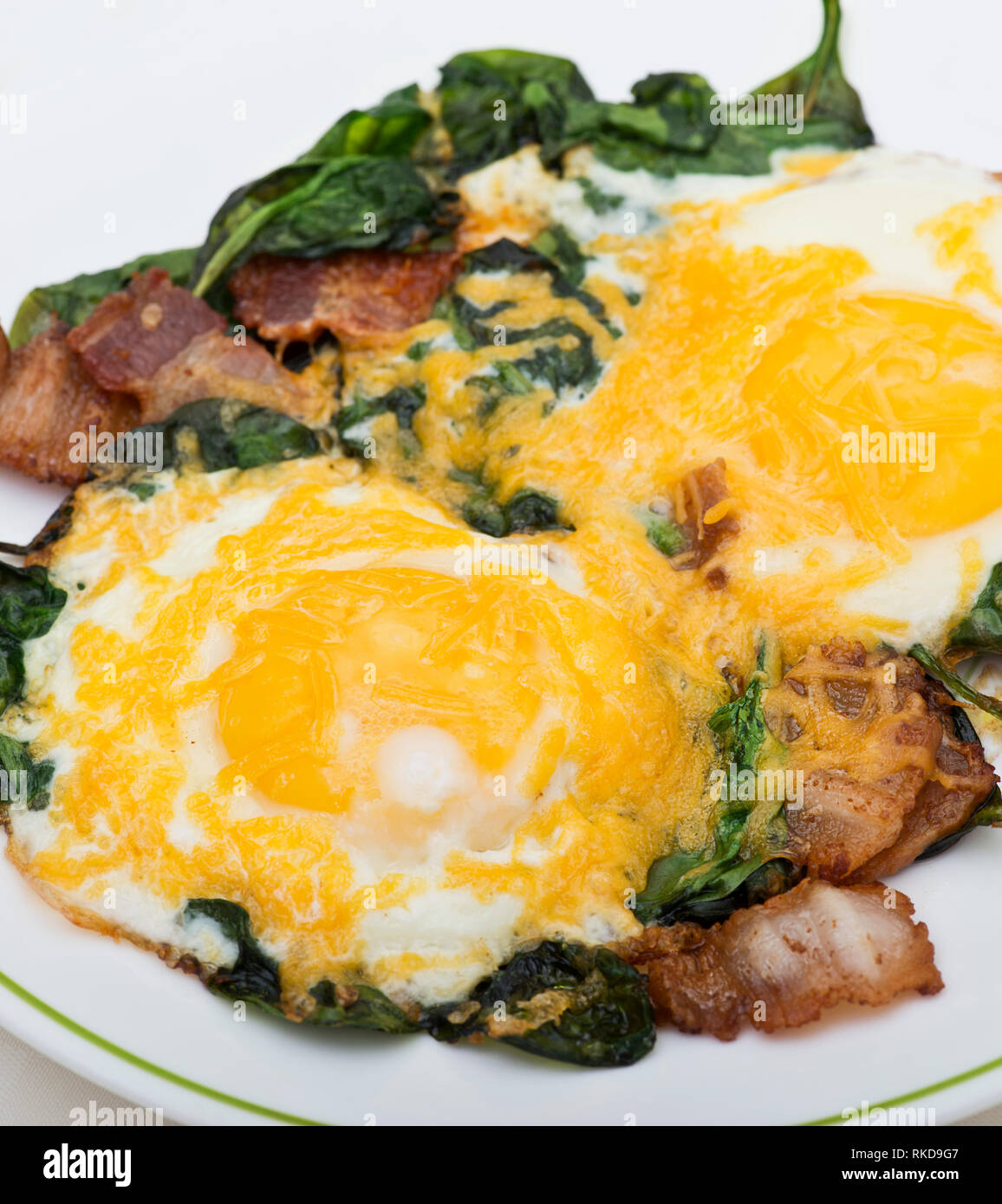 Dieta cheto colazione con uova, spinaci e pancetta.Low Carb ad alta percentuale di grassi prima colazione. Foto Stock