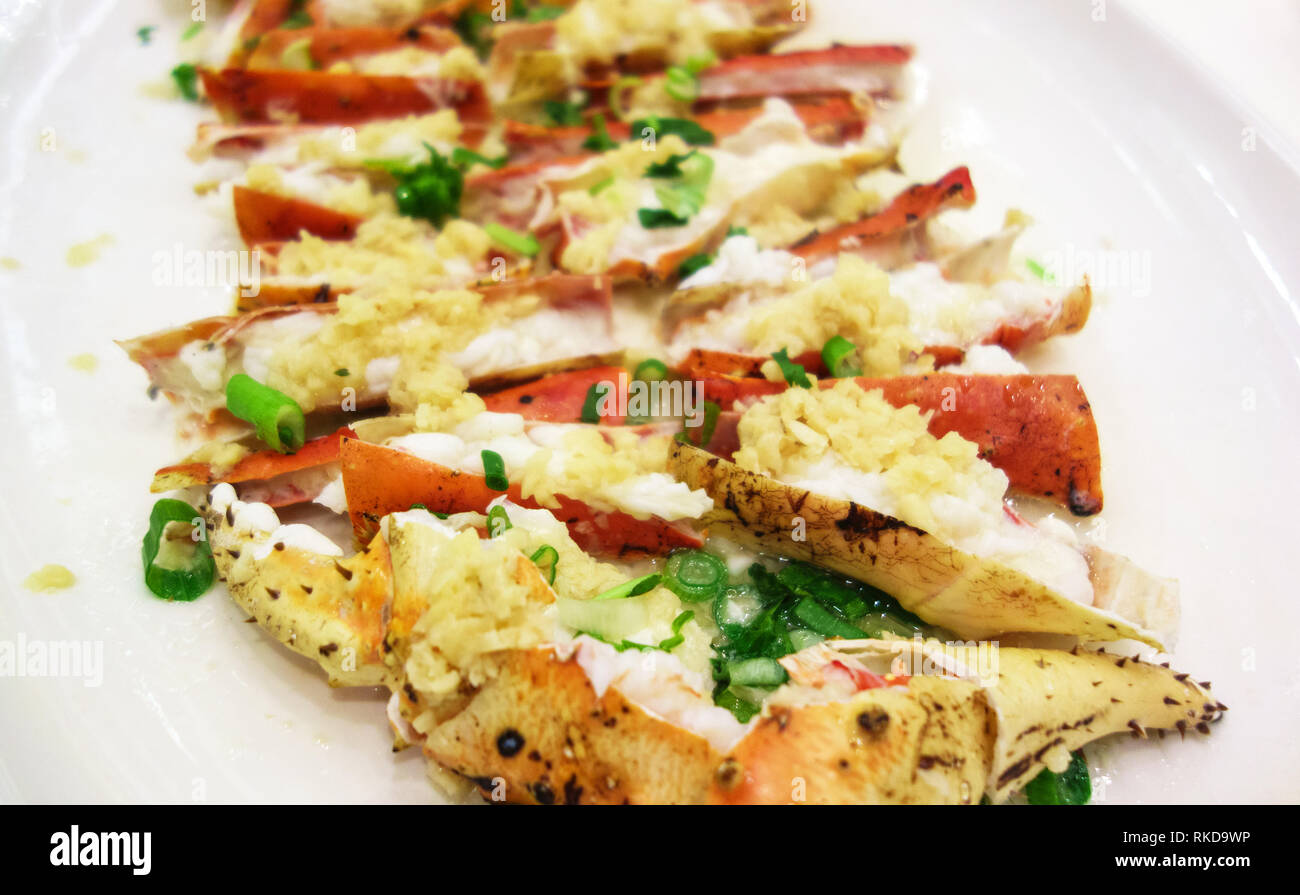 Cucinato king crab gambe su di una piastra. close up. Foto Stock