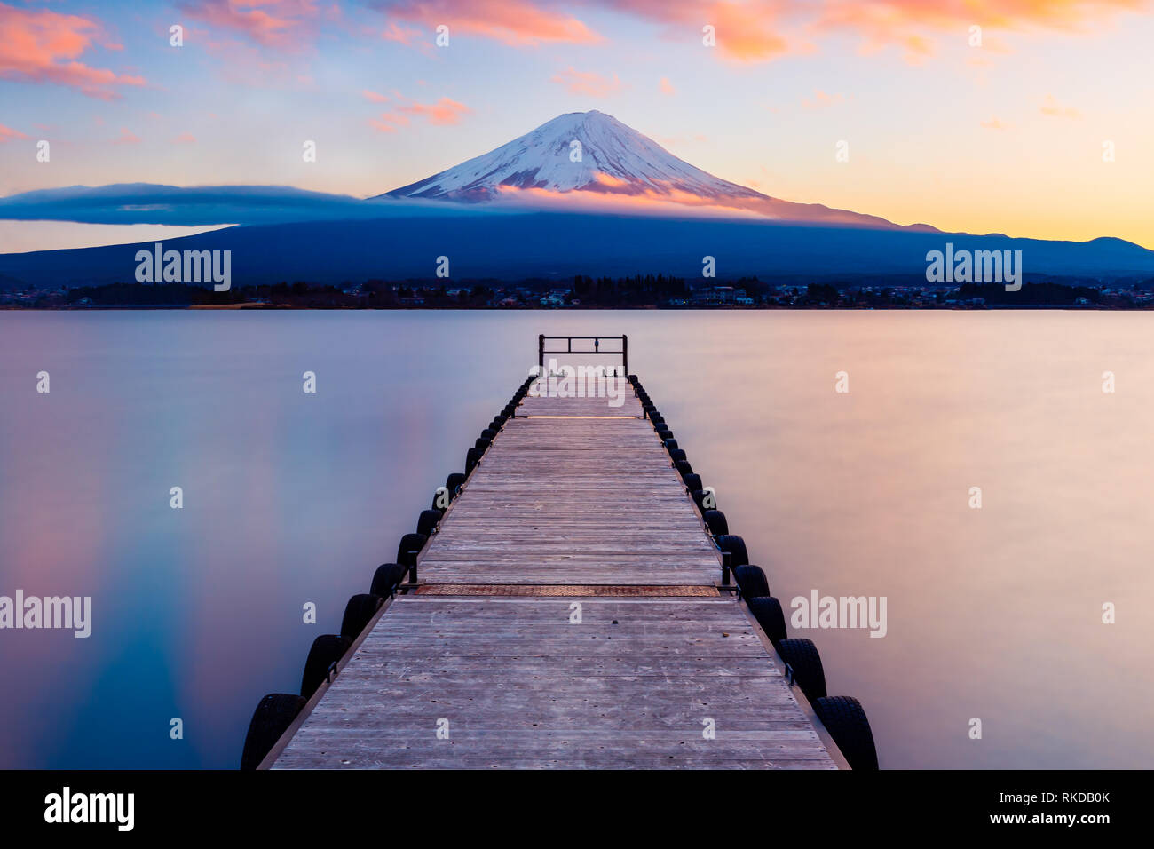 Mt. Fuji con un dock leader nel Lago Kawaguchi, Giappone Foto Stock