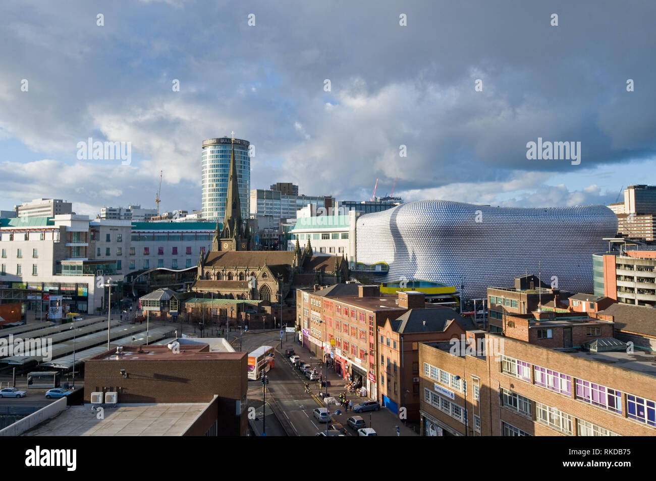 Lo skyline del centro cittadino di Birmingham dove-Grade II Listed Rotunda edificio è visibile dietro la chiesa di St Martins in Bull Ring. Foto Stock