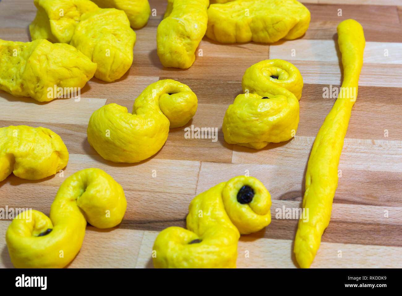 Giallo zafferano in casa pane parte svedese di Natale tradizione pronto per il forno. Foto Stock
