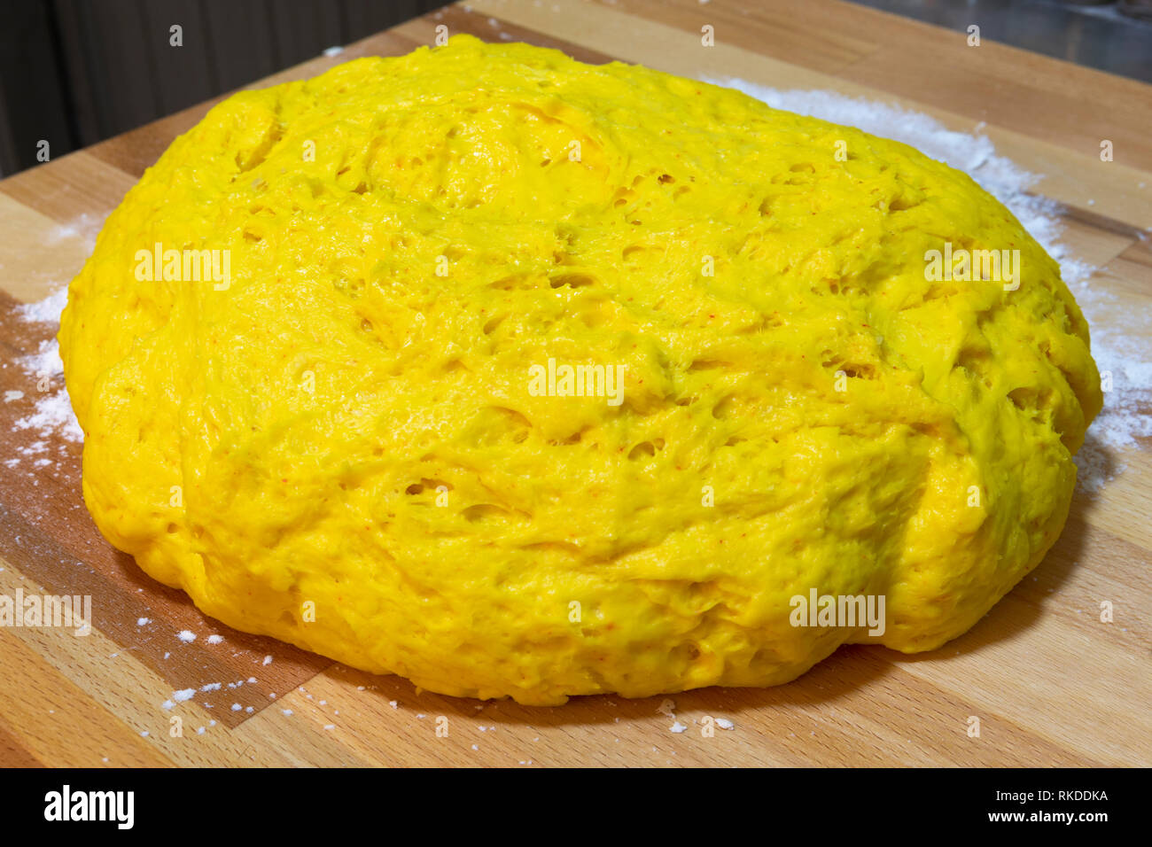 Zafferano giallo impasto che sarà realizzato in zafferano pane che è parte svedese di tradizione di Natale. Foto Stock