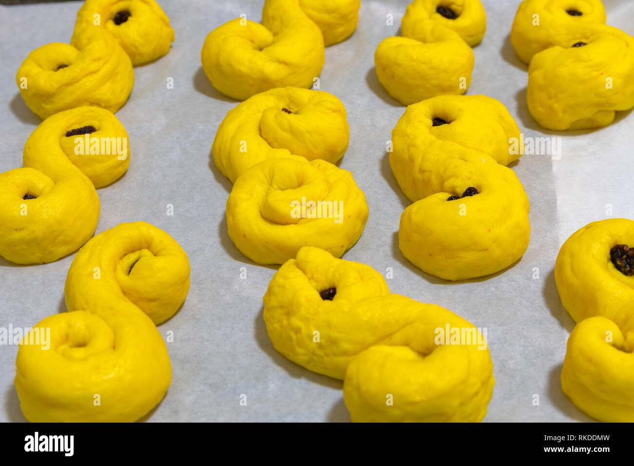 Giallo zafferano in casa pane parte svedese di Natale tradizione pronto per il forno. Foto Stock