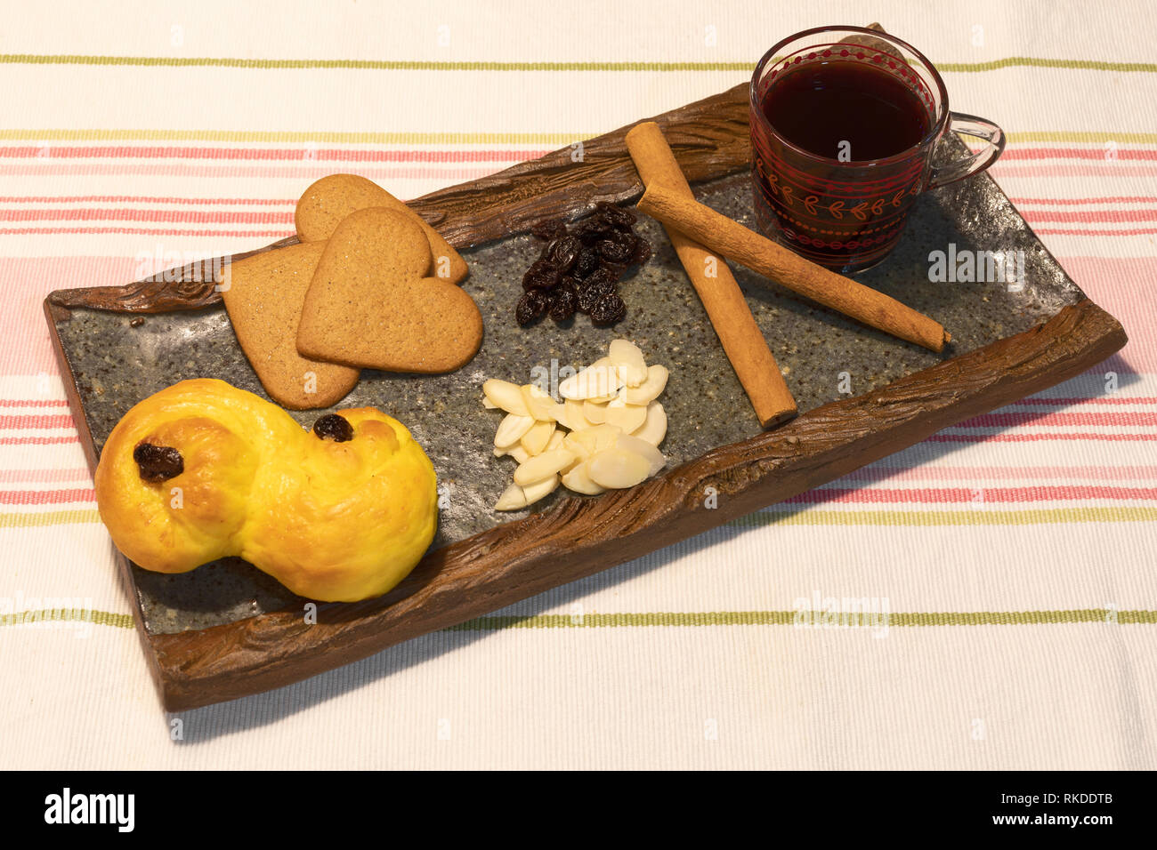 Lo zafferano pane allo zenzero svedese e vin brulé o glögg con bastoncini di cannella e uvetta e mandorle a fette Foto Stock