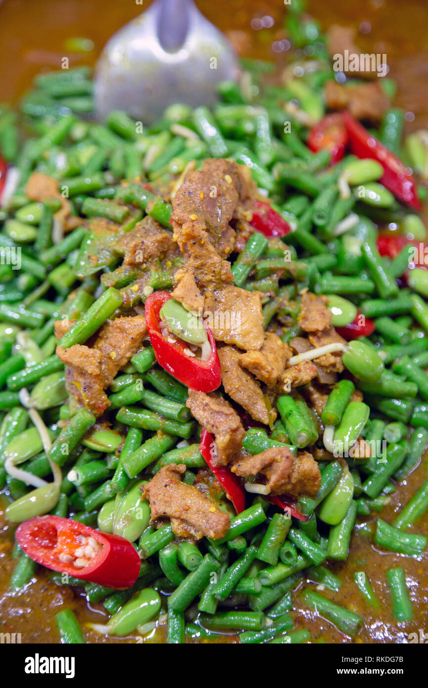 Pad prik re moo o agitare maiale fritto con verde fagiolo è un tipo di curry tailandese che è più secca rispetto ad altri curry tailandese come curry rosso come è fritto in Foto Stock