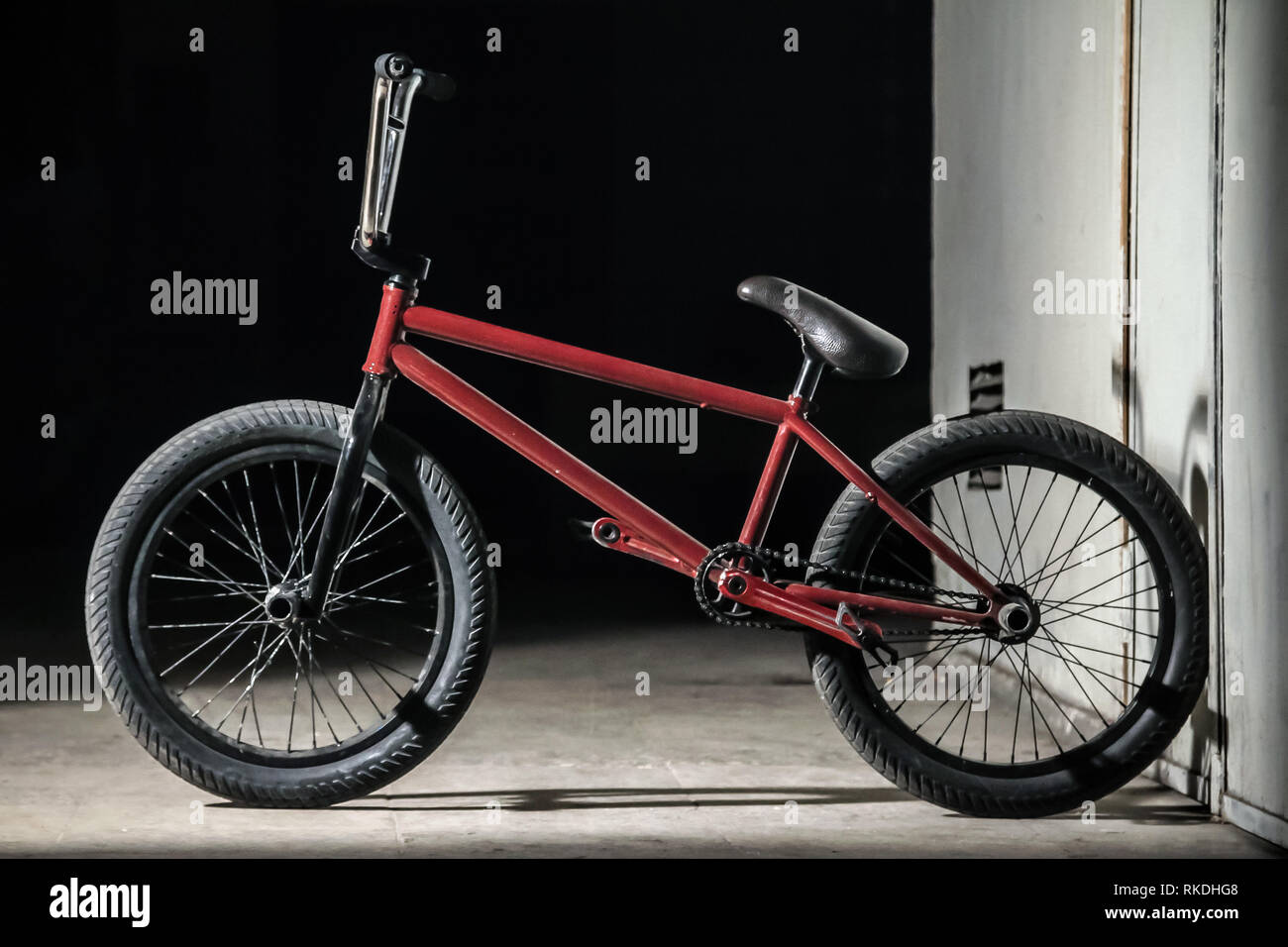 Professional bmx freestyle bicicletta. Sport estremo bicicletta su sfondo nero Foto Stock