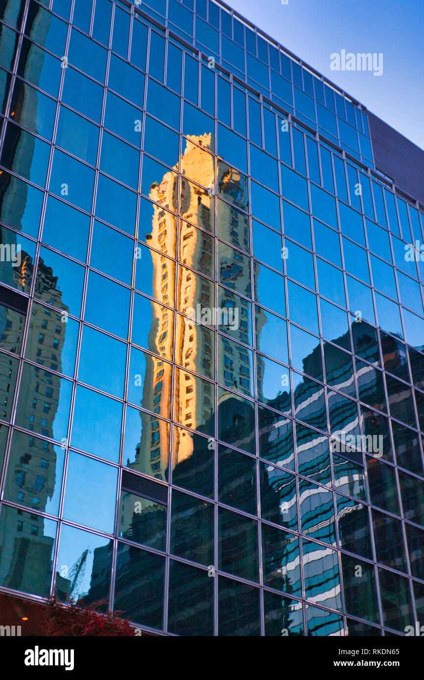 Costruzione di riflessione nelle finestre di un altro edificio in New York Foto Stock