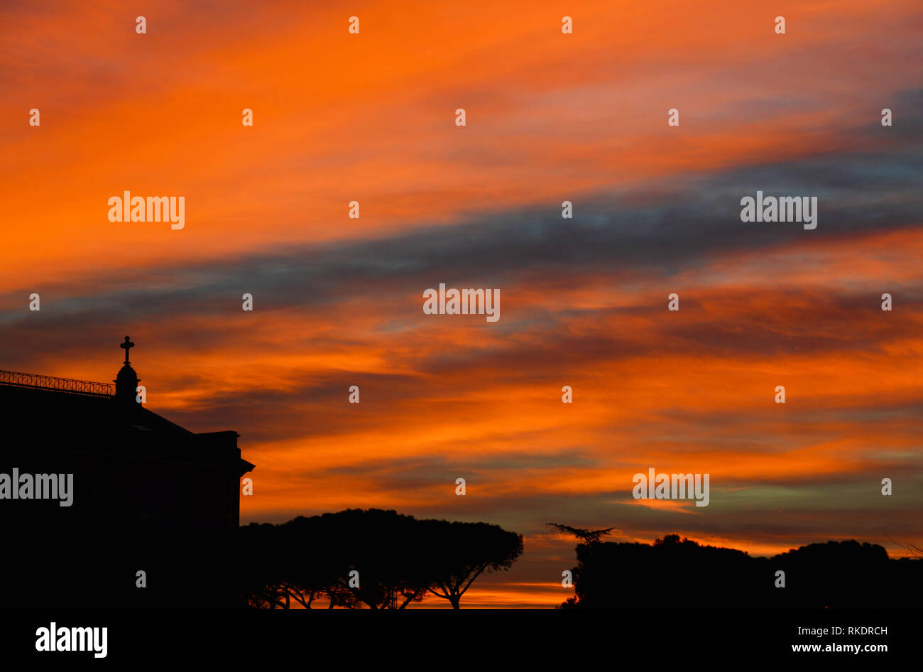 Bello e colorato Cielo di tramonto su San Paolo Basilica di Roma Foto Stock