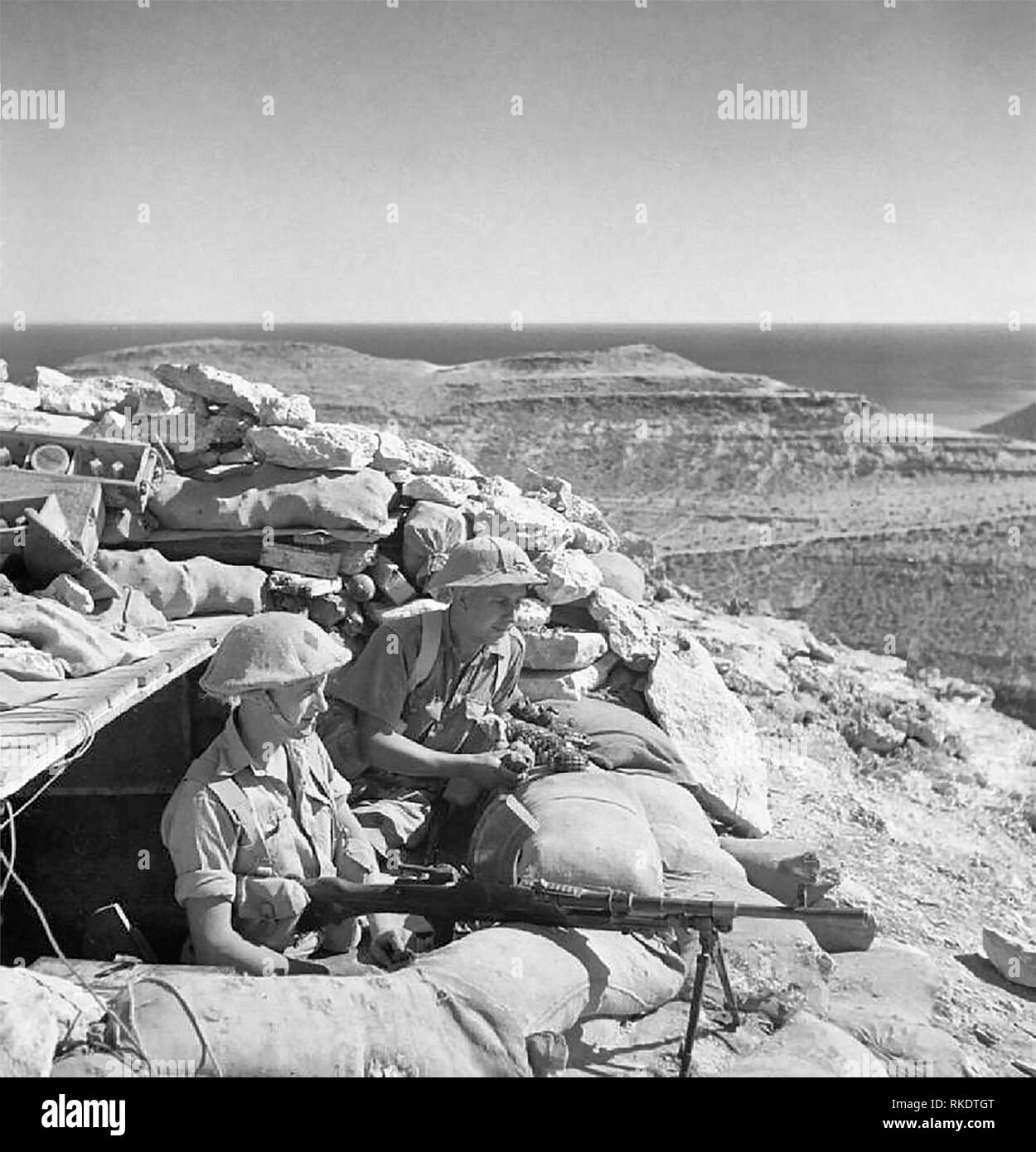 Gli uomini del Leicestershire reggimento uomo una bren gun vicino a Tobruk, 10 novembre 1941 Foto Stock