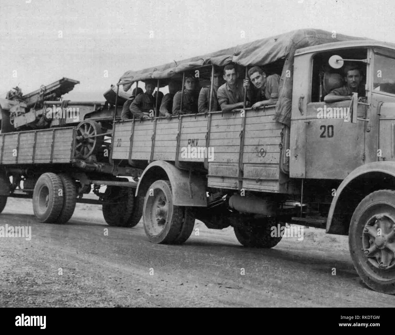 Arrivo di un Italiano convoglio militare a Tobruk nel 1941 Foto Stock