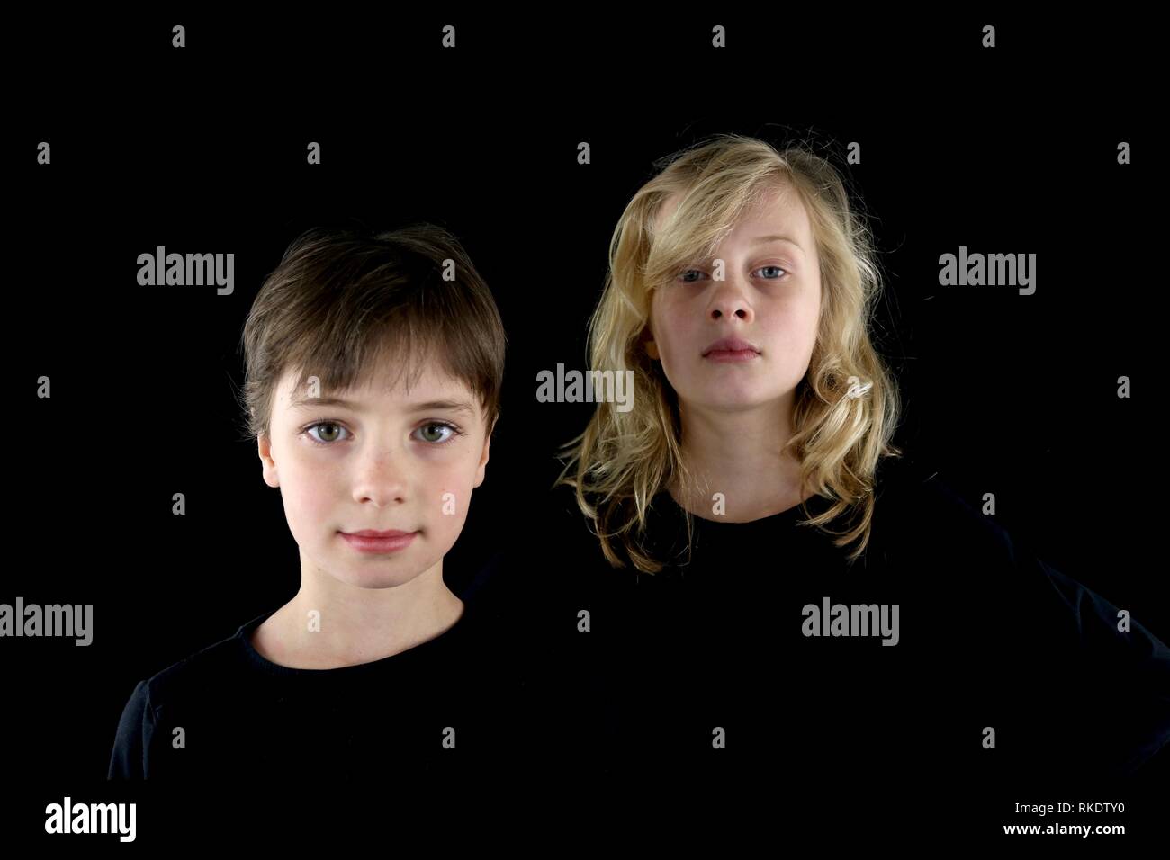 Ritratto di due moody giovani ragazze contro uno sfondo nero Foto Stock