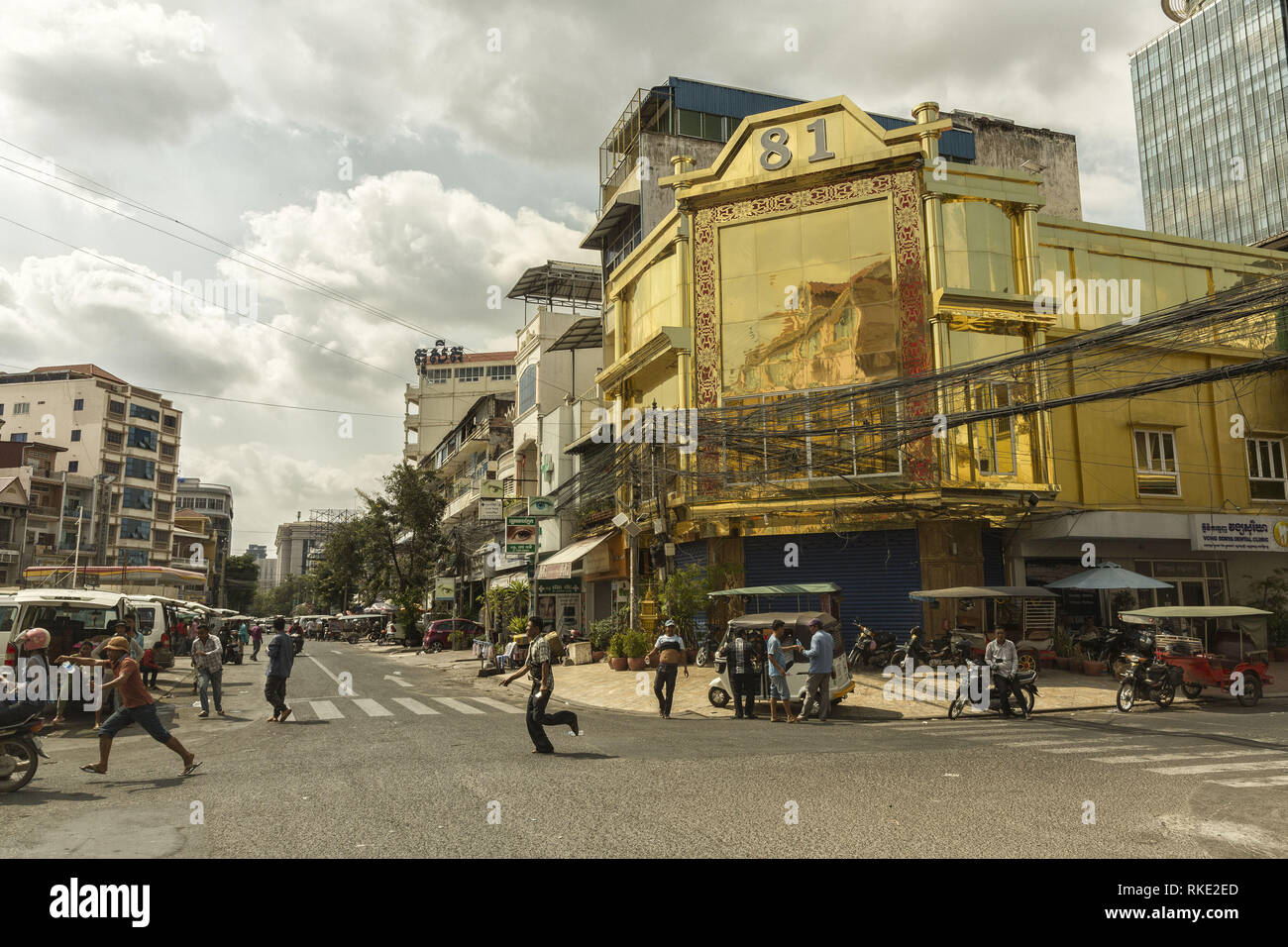 La facciata dorata di Phnom Penh Foto Stock