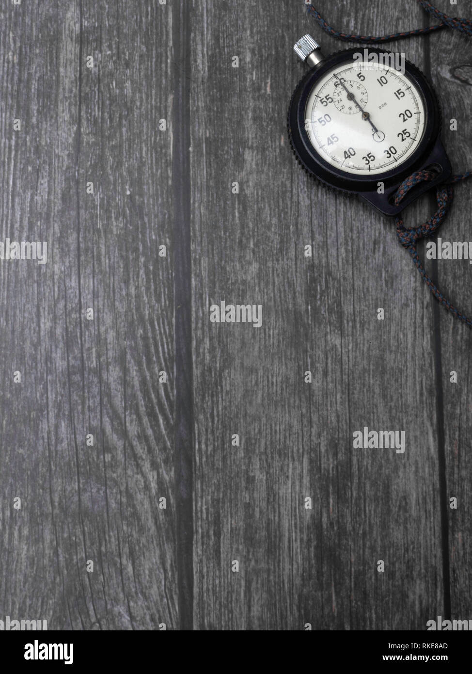 Antique cronometro meccanico, un timer sullo sfondo di legno Foto Stock